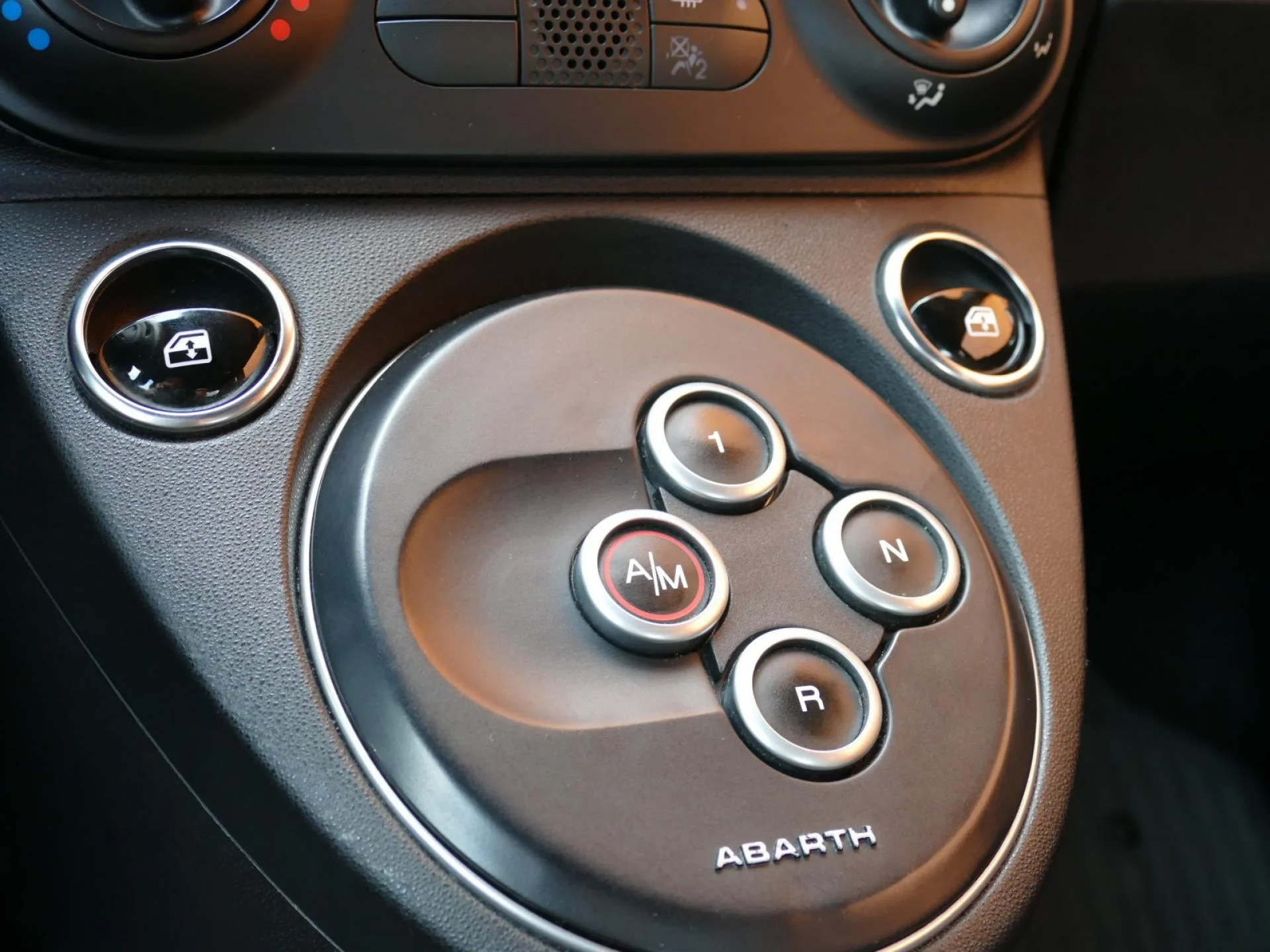 ABARTH 500 - Miniature 16 sur 32 - Cliquer pour voir cette photo