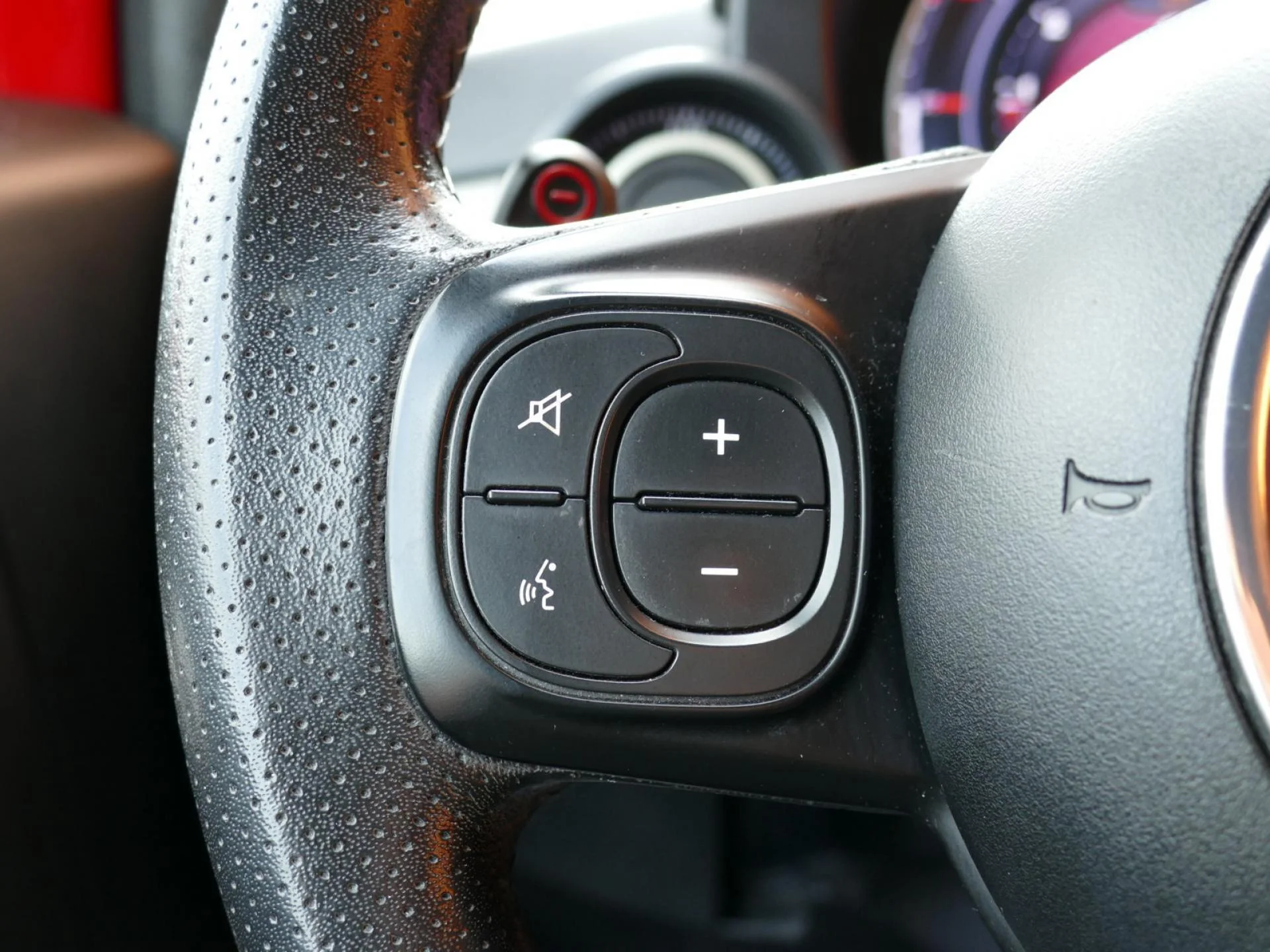 ABARTH 500 - Miniature 15 sur 32 - Cliquer pour voir cette photo