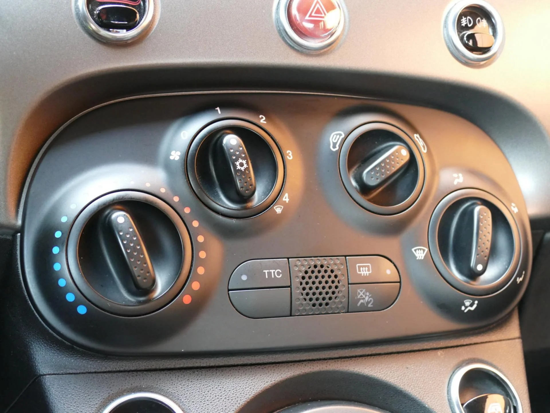 ABARTH 500 - Miniature 12 sur 32 - Cliquer pour voir cette photo