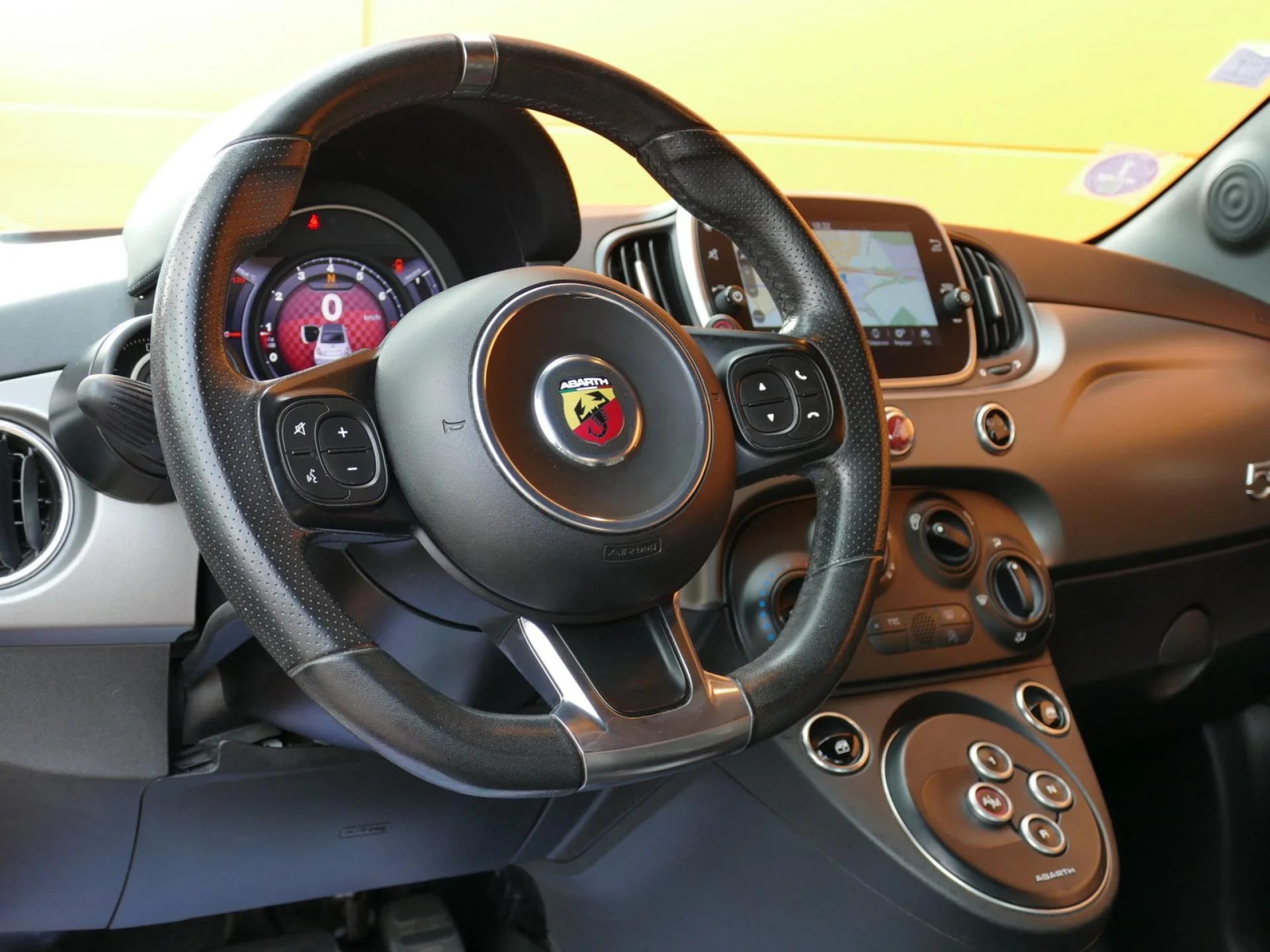 ABARTH 500 - Miniature 13 sur 32 - Cliquer pour voir cette photo