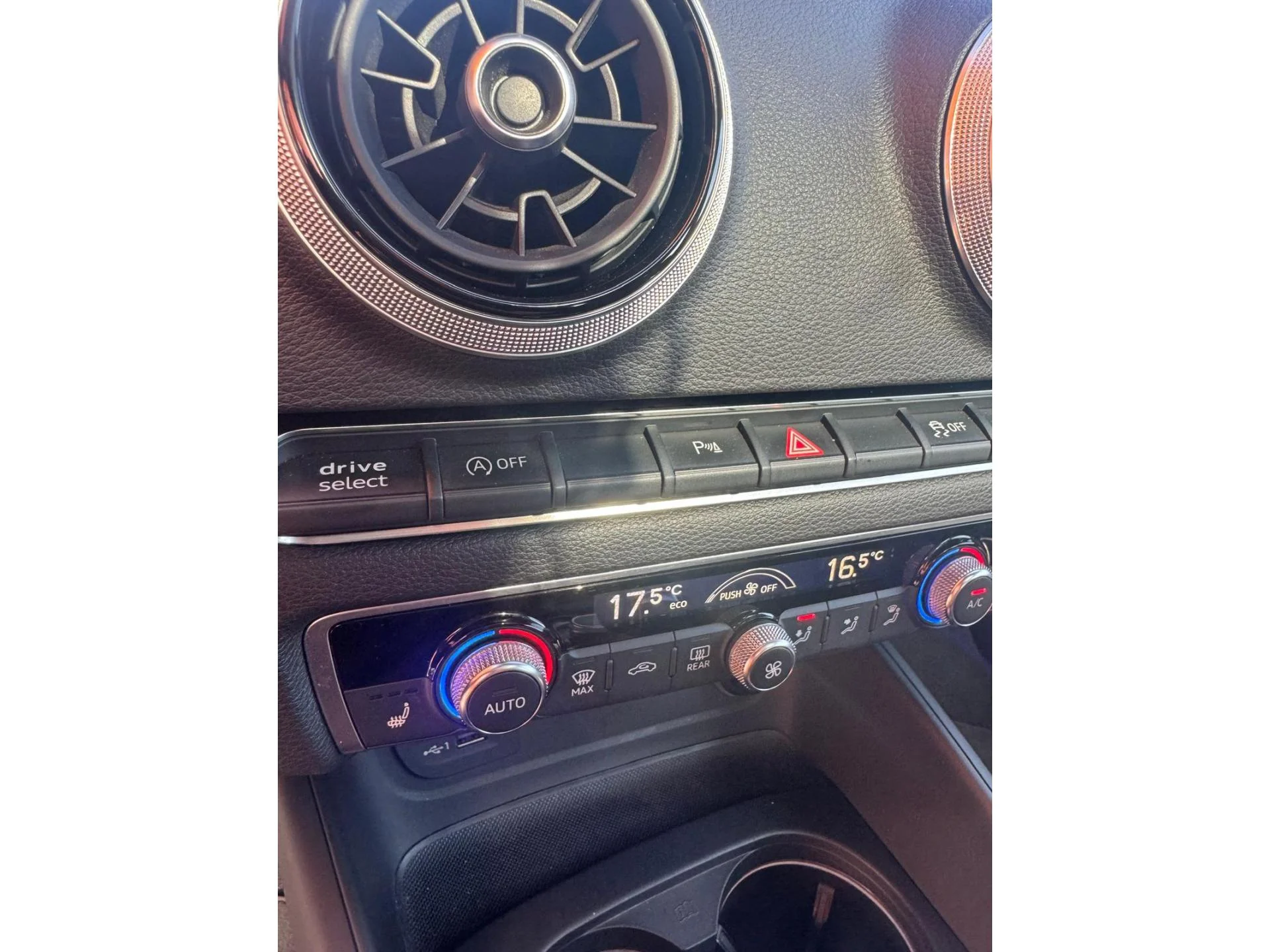 AUDI A3 SPORTBACK - Miniature 30 sur 32 - Cliquer pour voir cette photo
