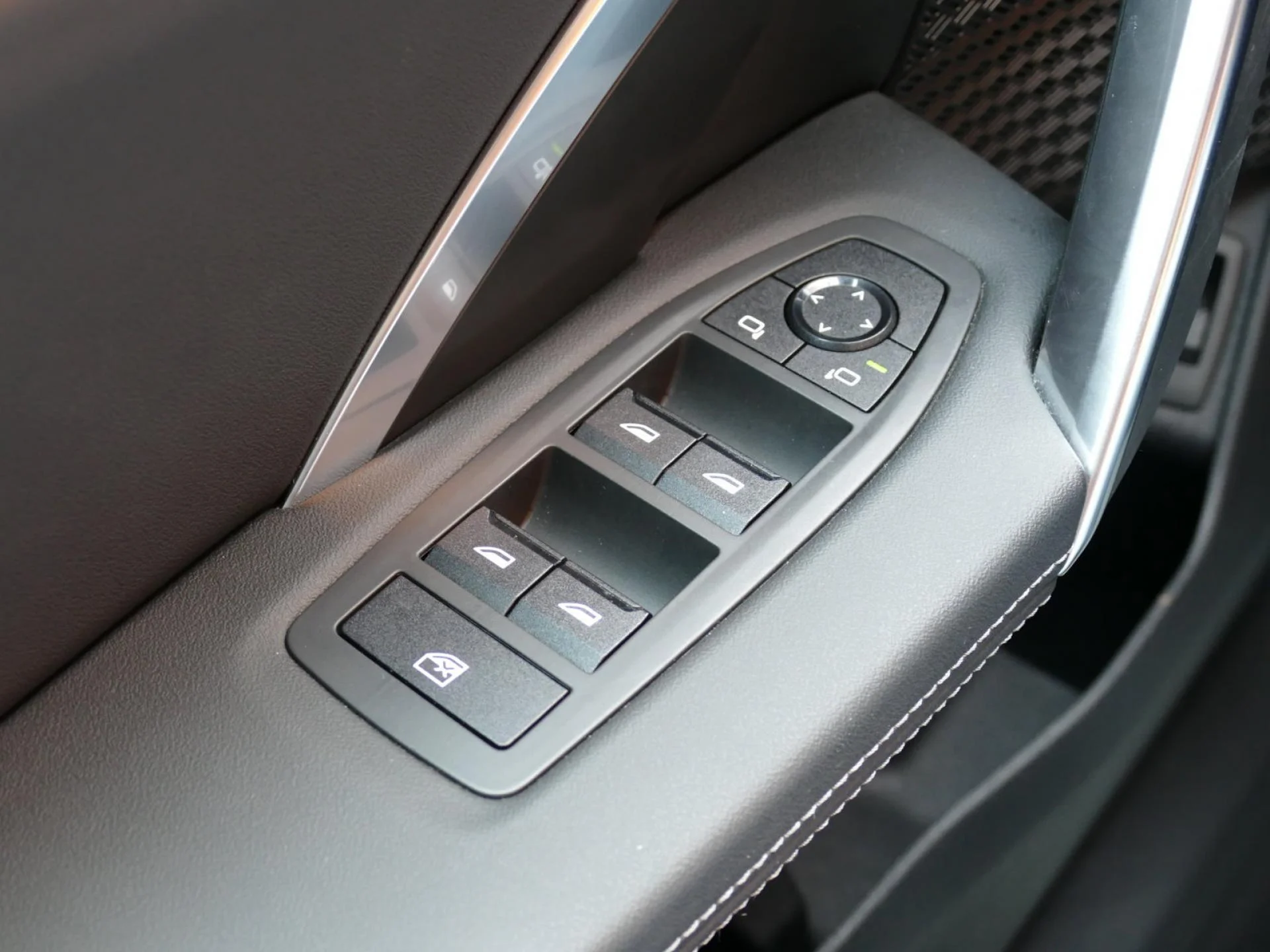 BMW X1 - Miniature 21 sur 32 - Cliquer pour voir cette photo