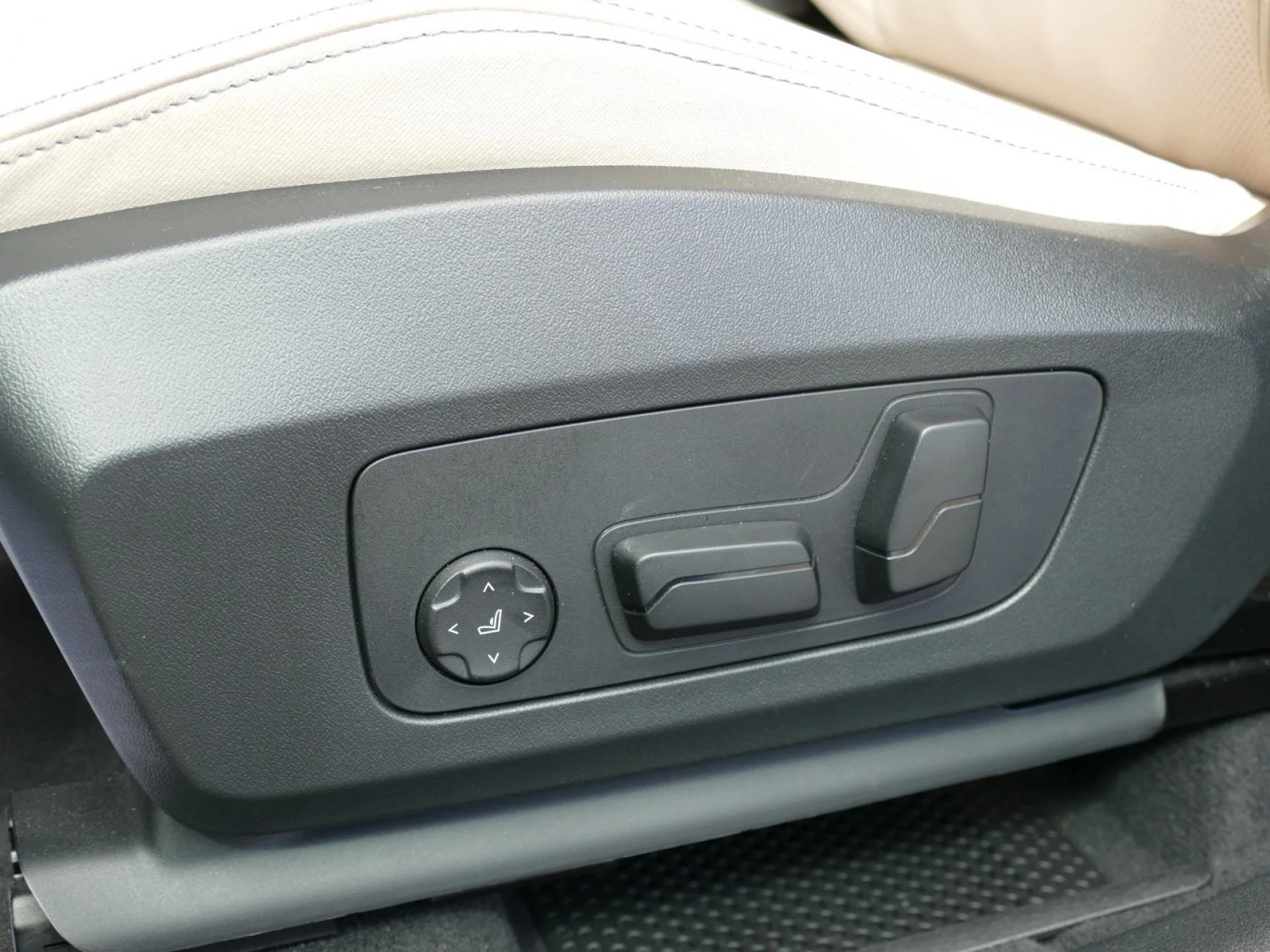 BMW X1 - Miniature 21 sur 32 - Cliquer pour voir cette photo