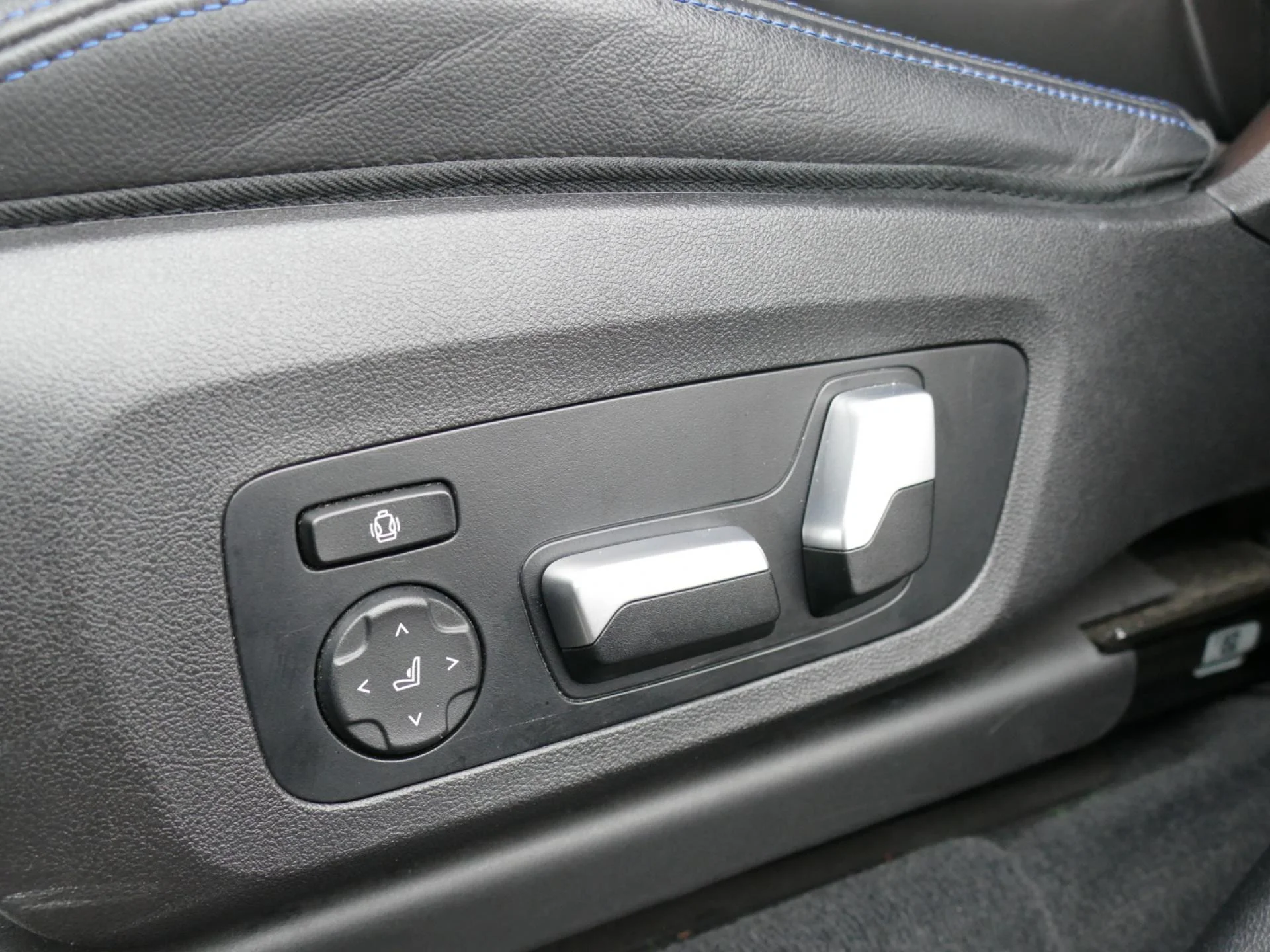 BMW X3 - Miniature 21 sur 36 - Cliquer pour voir cette photo