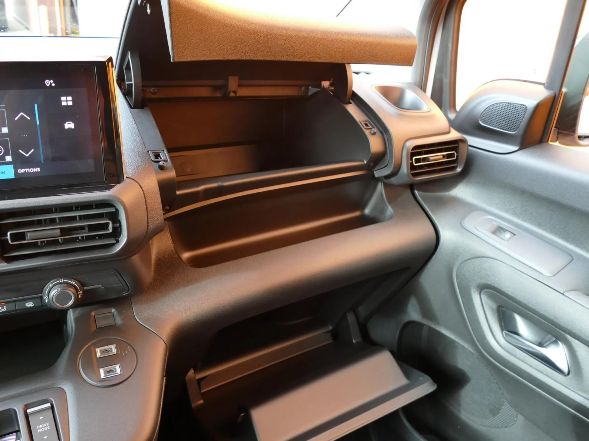 CITROEN BERLINGO - Miniature 21 sur 32 - Cliquer pour voir cette photo