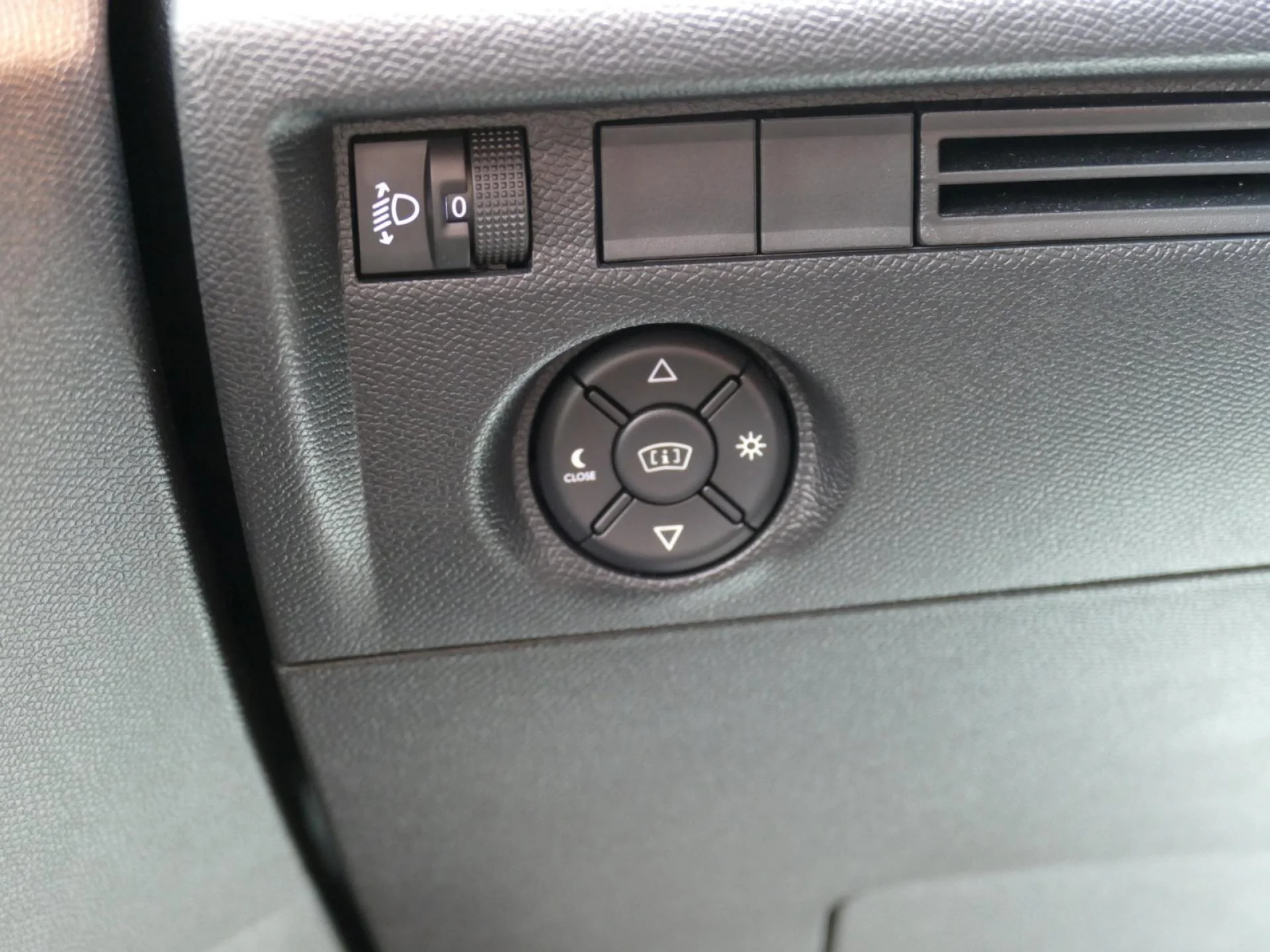 CITROEN C4 - Miniature 23 sur 32 - Cliquer pour voir cette photo