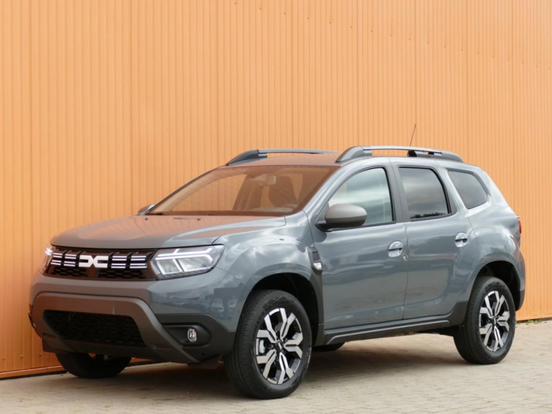 DACIA DUSTER - Miniature 2 sur 17 - Cliquer pour voir cette photo