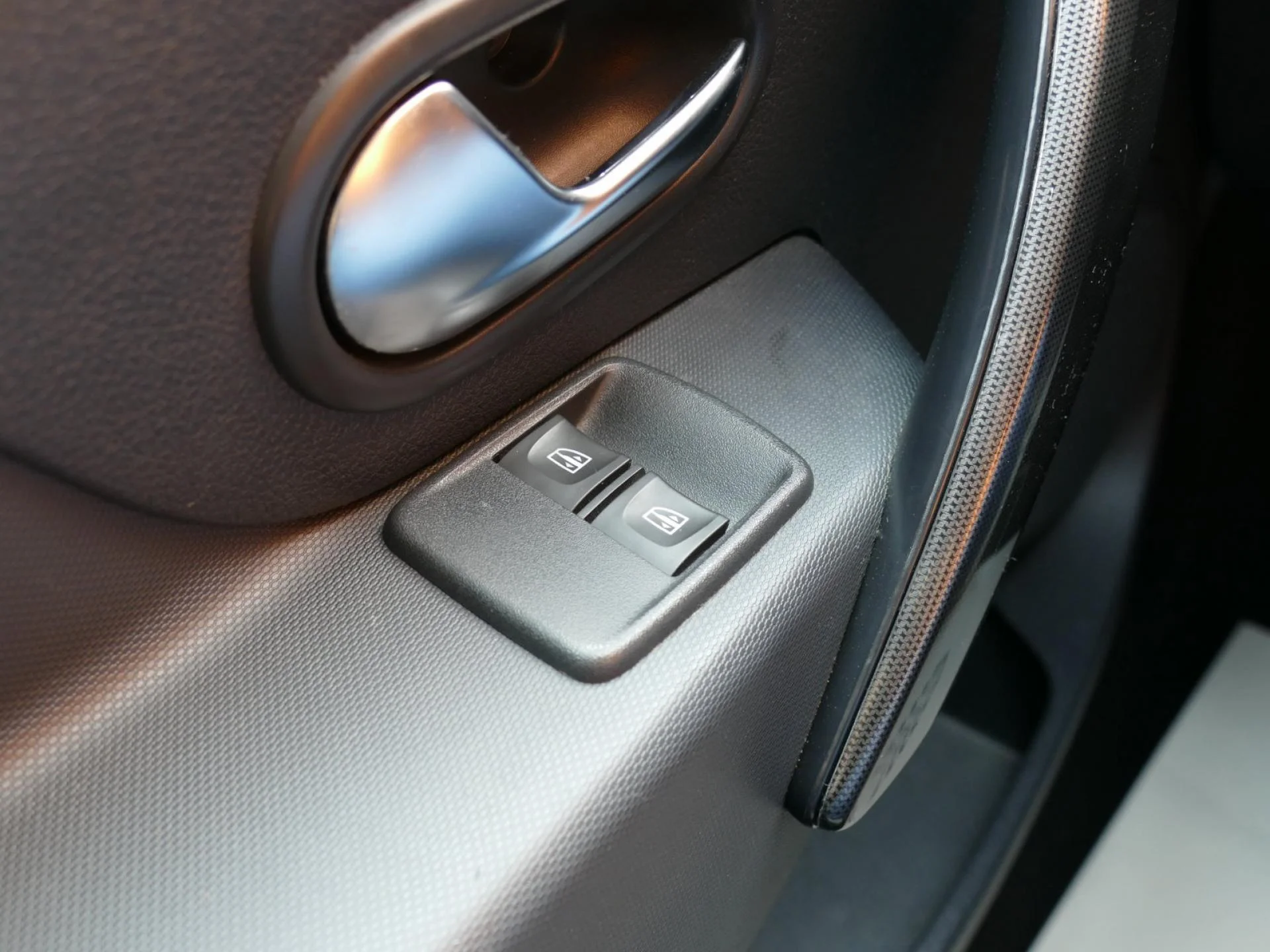 DACIA SANDERO - Miniature 19 sur 32 - Cliquer pour voir cette photo