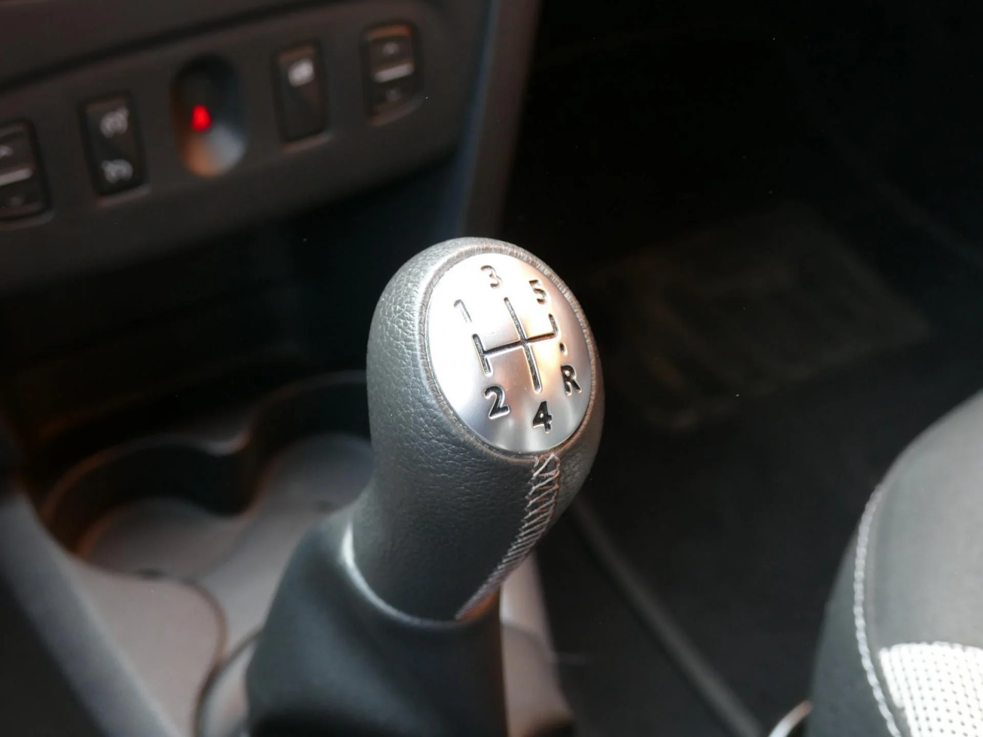 DACIA SANDERO - Miniature 18 sur 32 - Cliquer pour voir cette photo