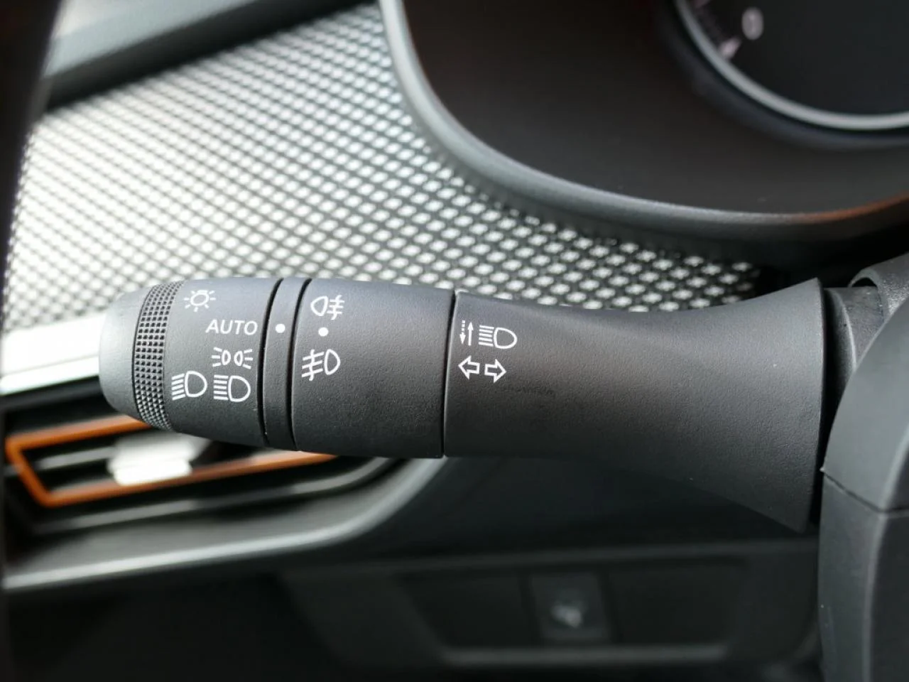 DACIA SANDERO - Miniature 12 sur 16 - Cliquer pour voir cette photo