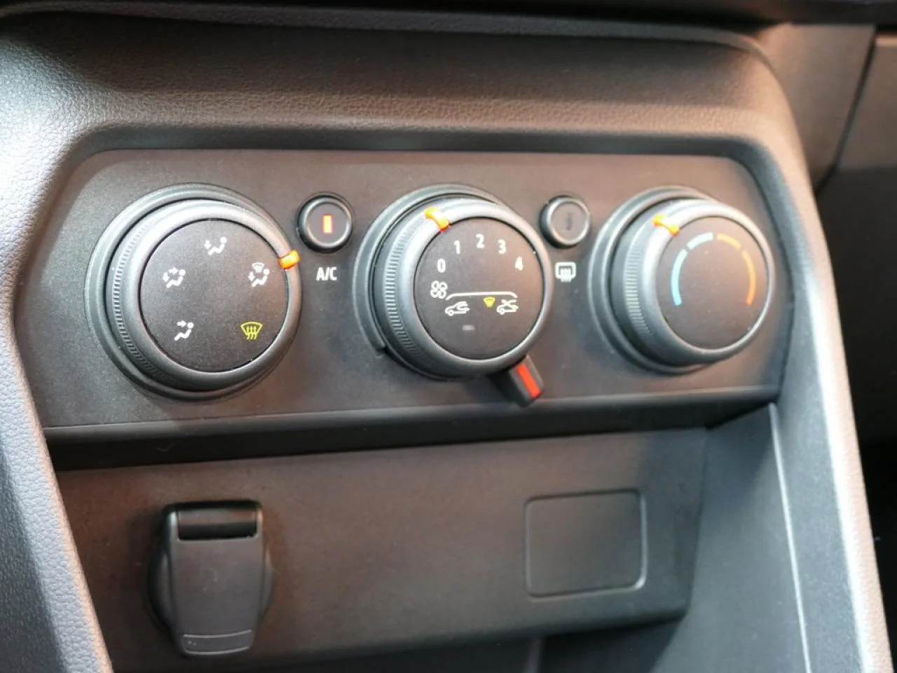 DACIA SANDERO - Miniature 9 sur 16 - Cliquer pour voir cette photo
