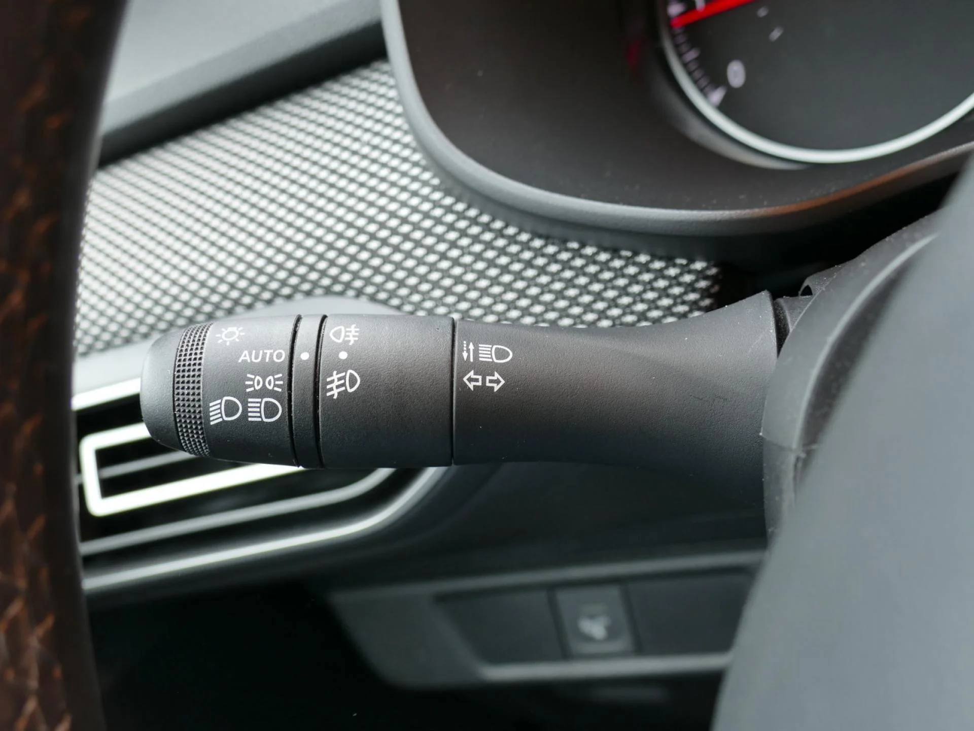 DACIA SANDERO - Miniature 23 sur 32 - Cliquer pour voir cette photo