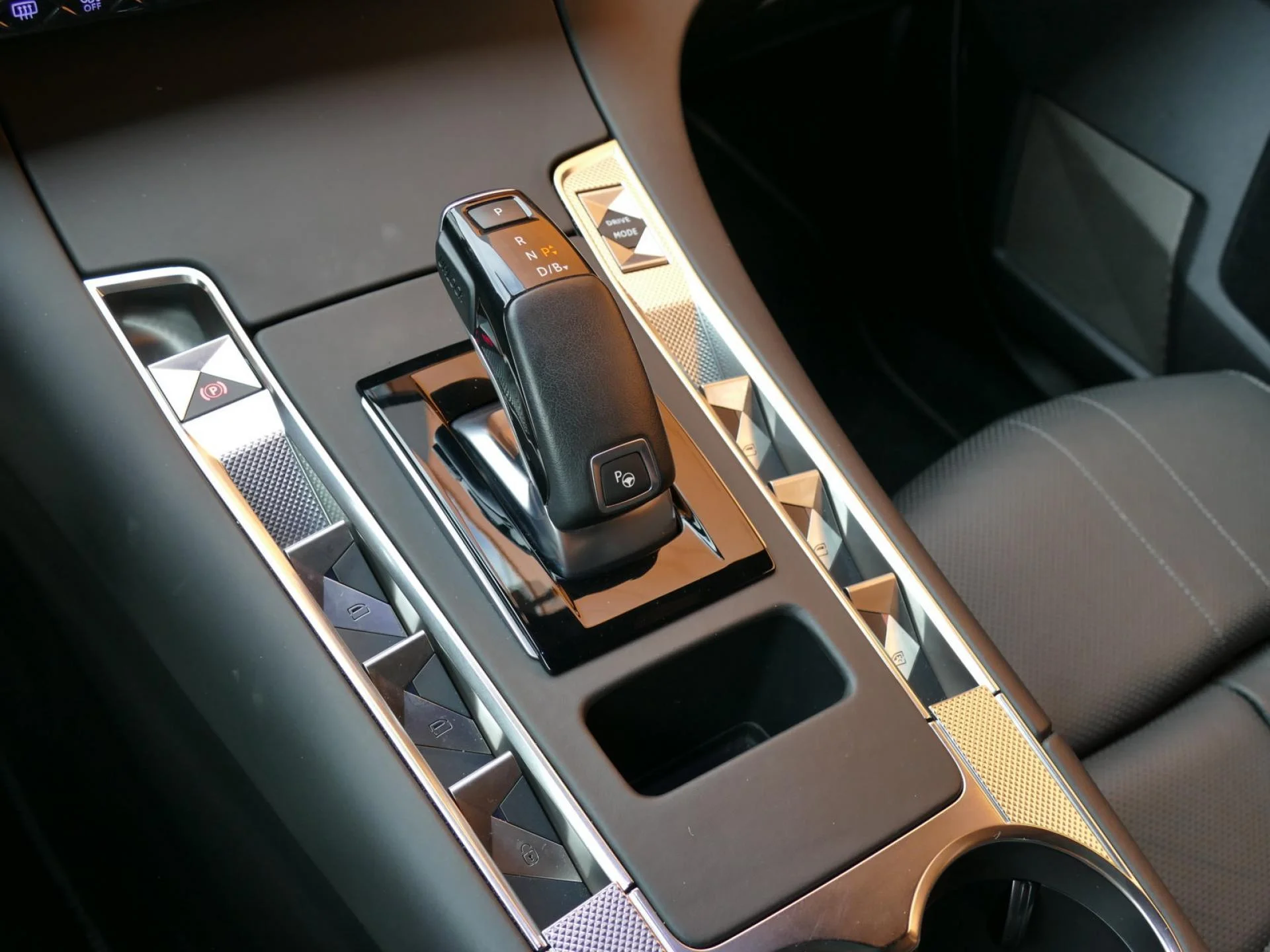 DS DS 7 CROSSBACK - Miniature 20 sur 36 - Cliquer pour voir cette photo