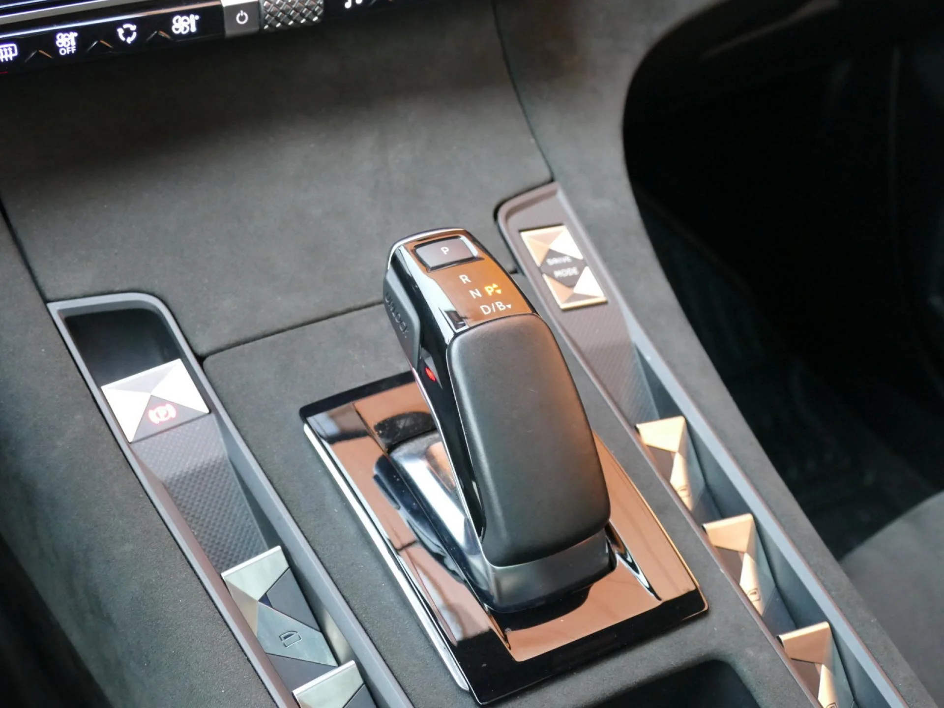 DS DS 7 CROSSBACK - Miniature 17 sur 33 - Cliquer pour voir cette photo