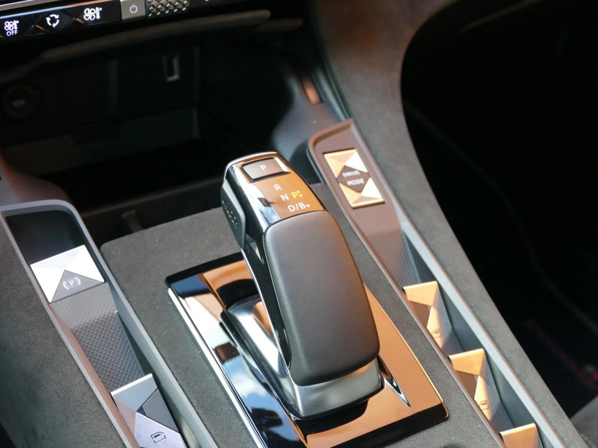 DS DS 7 CROSSBACK - Miniature 18 sur 34 - Cliquer pour voir cette photo