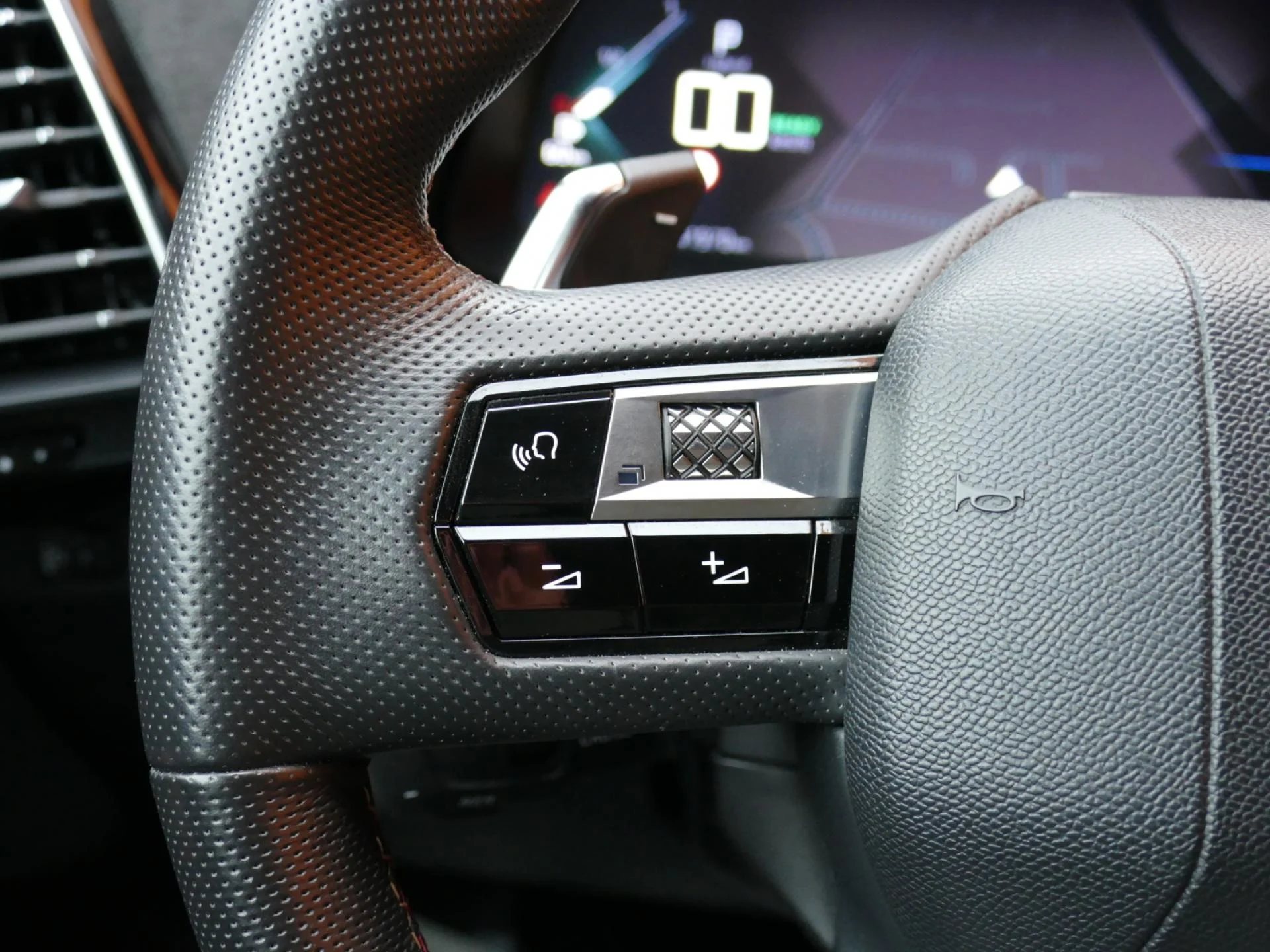 DS DS 7 CROSSBACK - Miniature 17 sur 31 - Cliquer pour voir cette photo