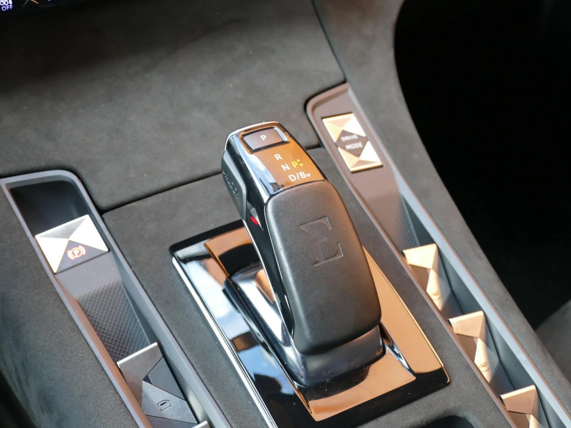 DS DS 7 CROSSBACK - Miniature 19 sur 33 - Cliquer pour voir cette photo