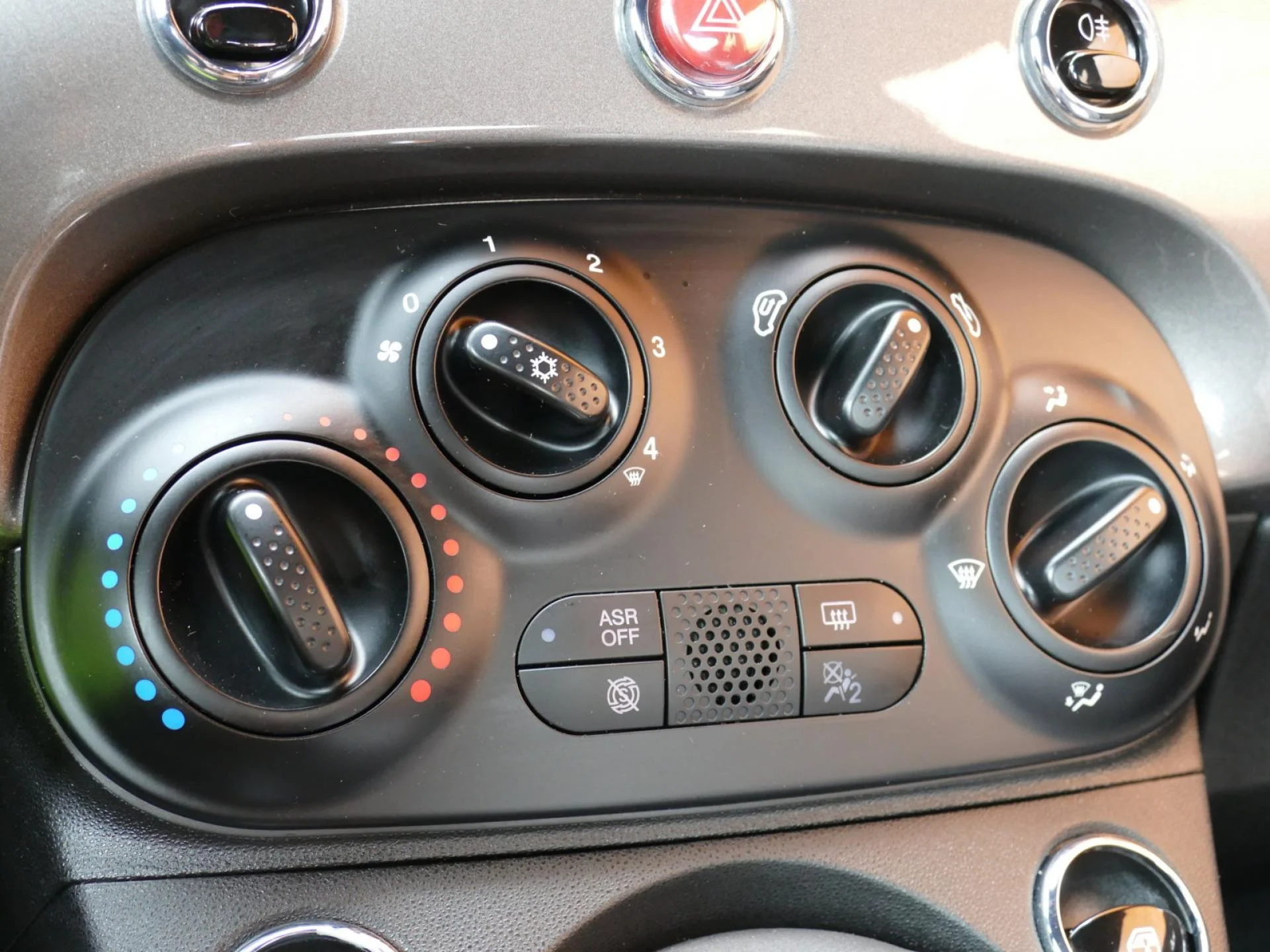 FIAT 500 - Miniature 12 sur 32 - Cliquer pour voir cette photo