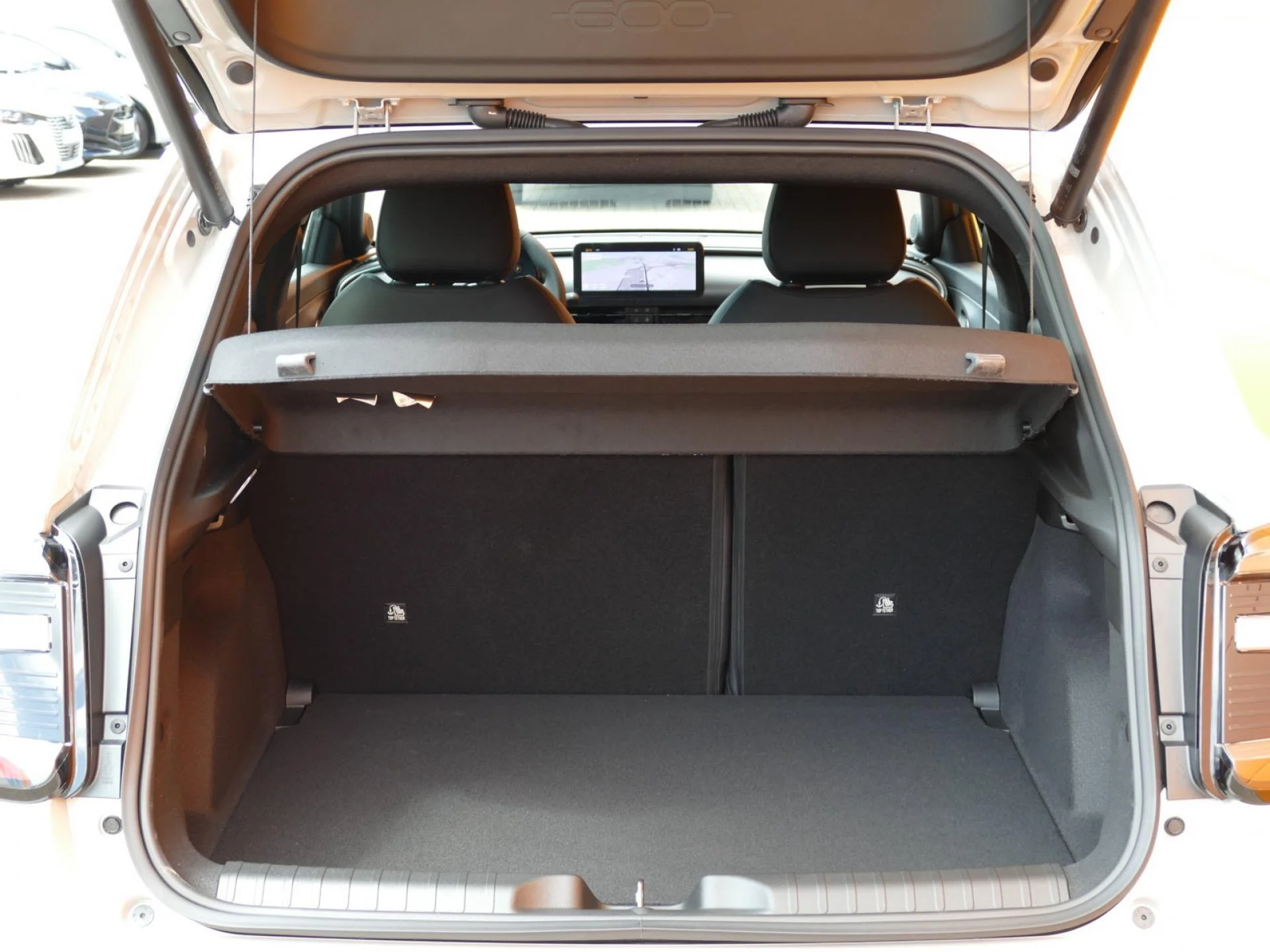 FIAT FIAT 600 - Miniature 8 sur 36 - Cliquer pour voir cette photo