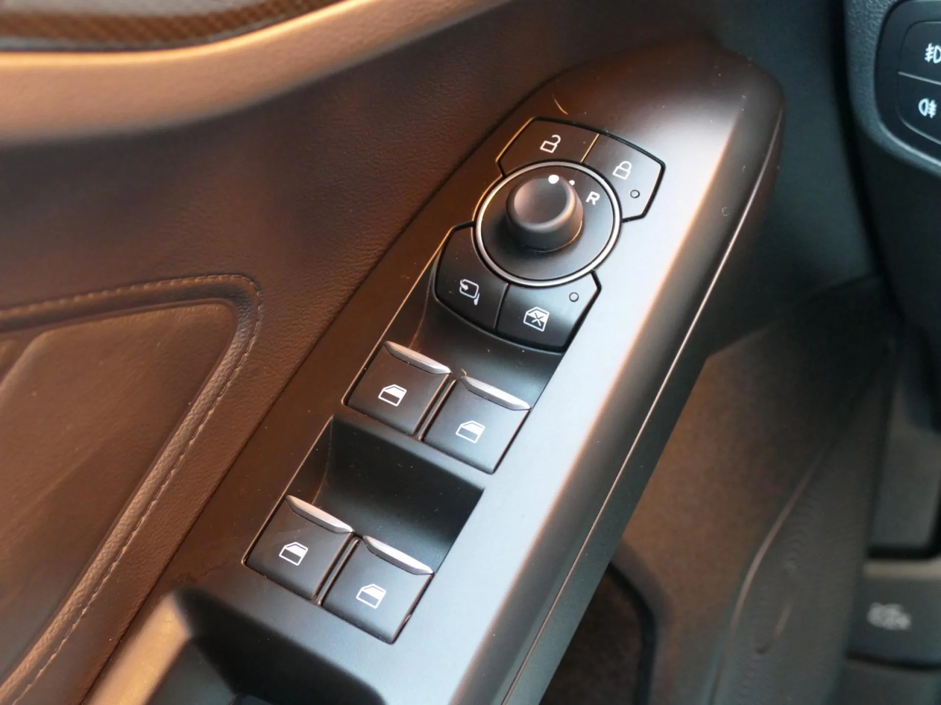 FORD FOCUS - Miniature 24 sur 36 - Cliquer pour voir cette photo