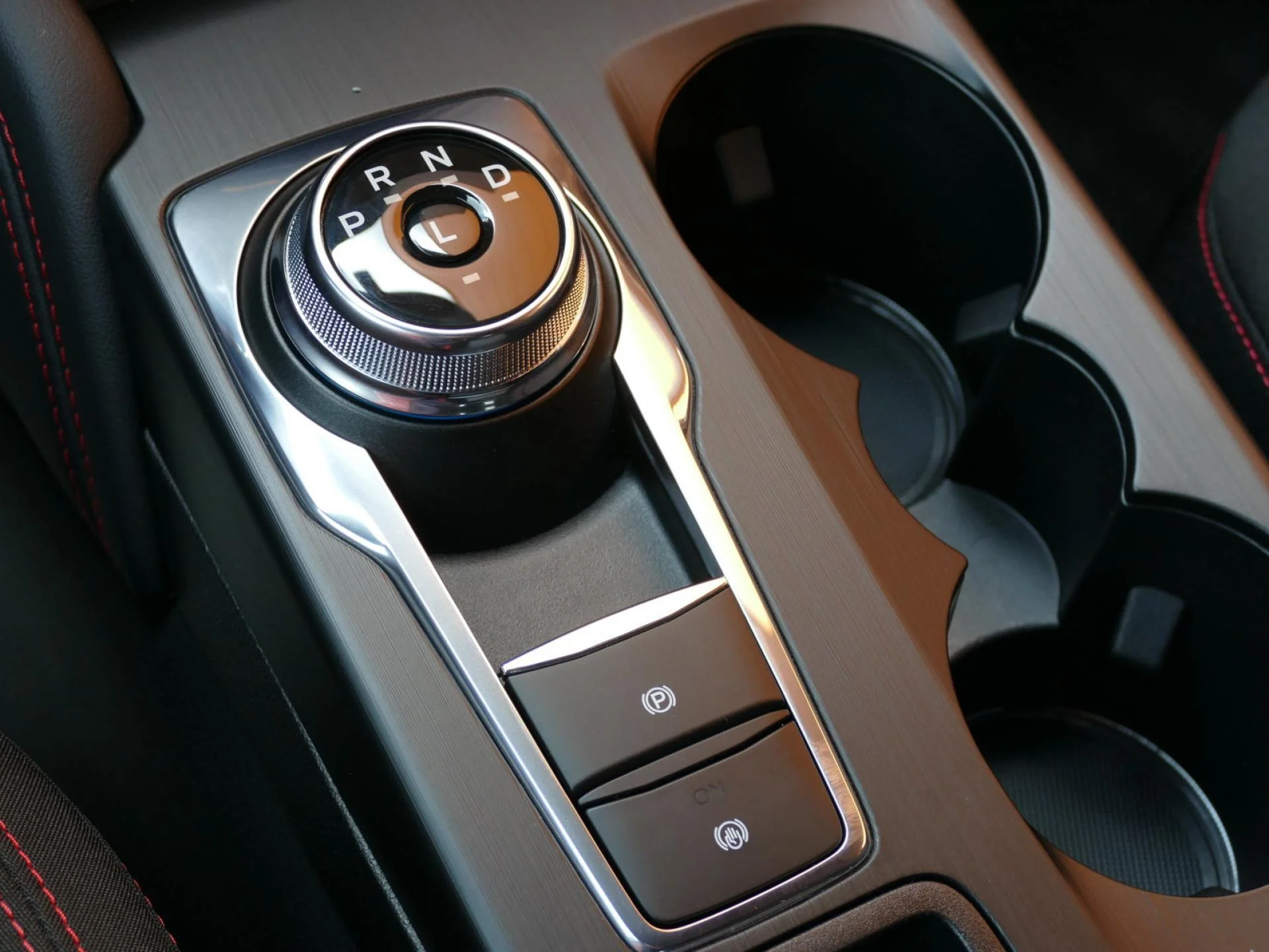 FORD KUGA - Miniature 21 sur 37 - Cliquer pour voir cette photo