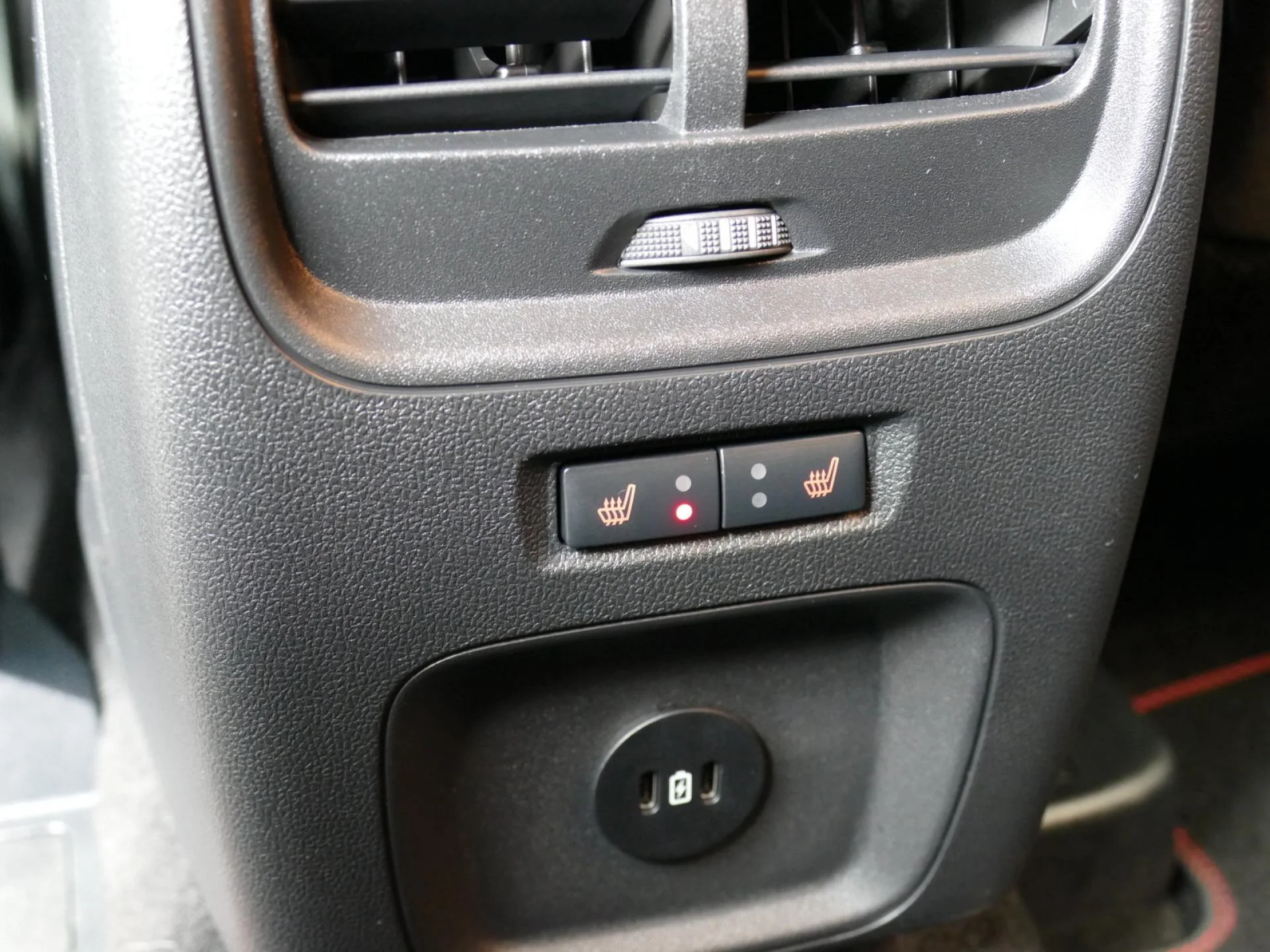 FORD KUGA - Miniature 24 sur 37 - Cliquer pour voir cette photo