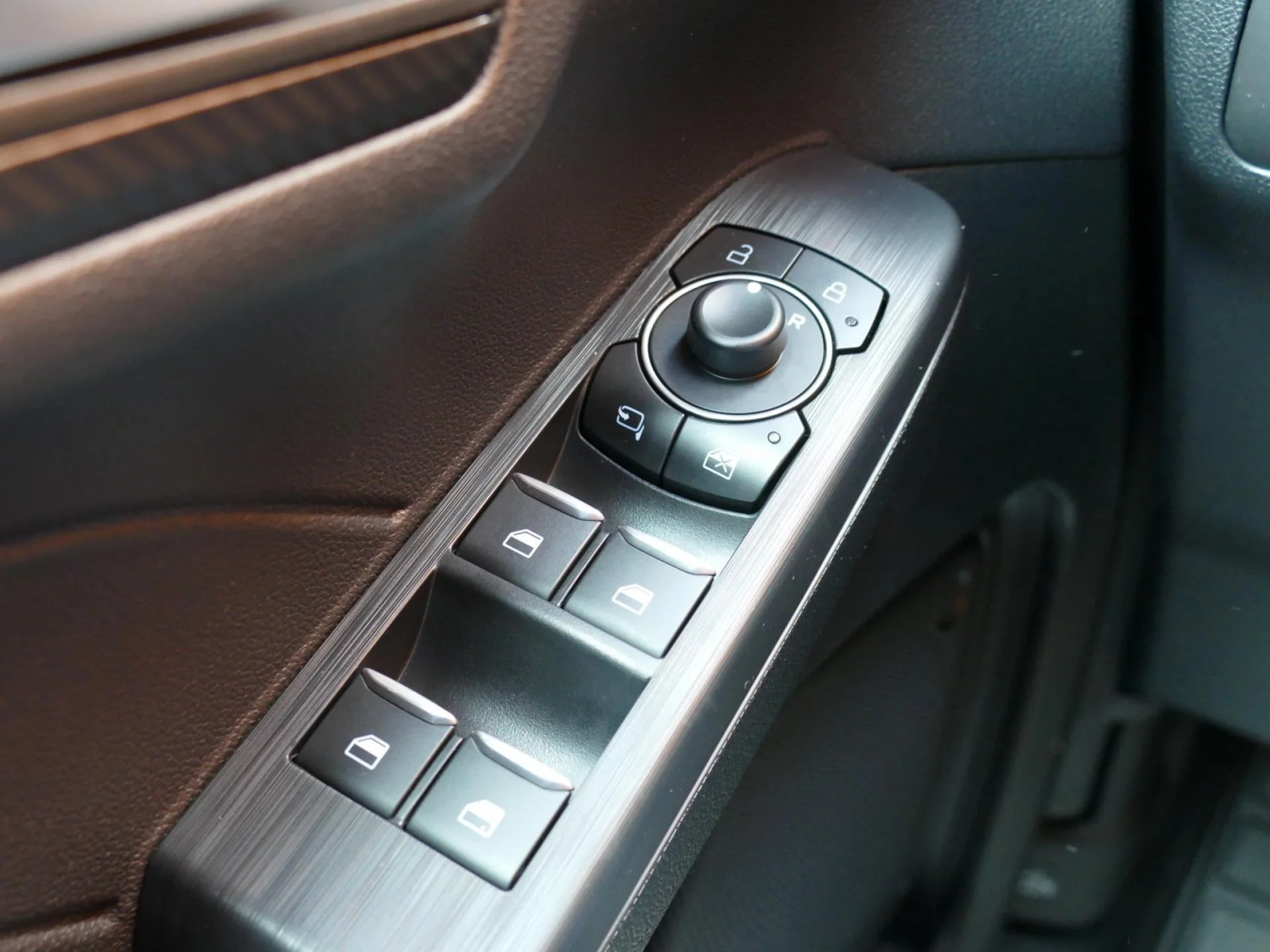 FORD KUGA - Miniature 27 sur 37 - Cliquer pour voir cette photo