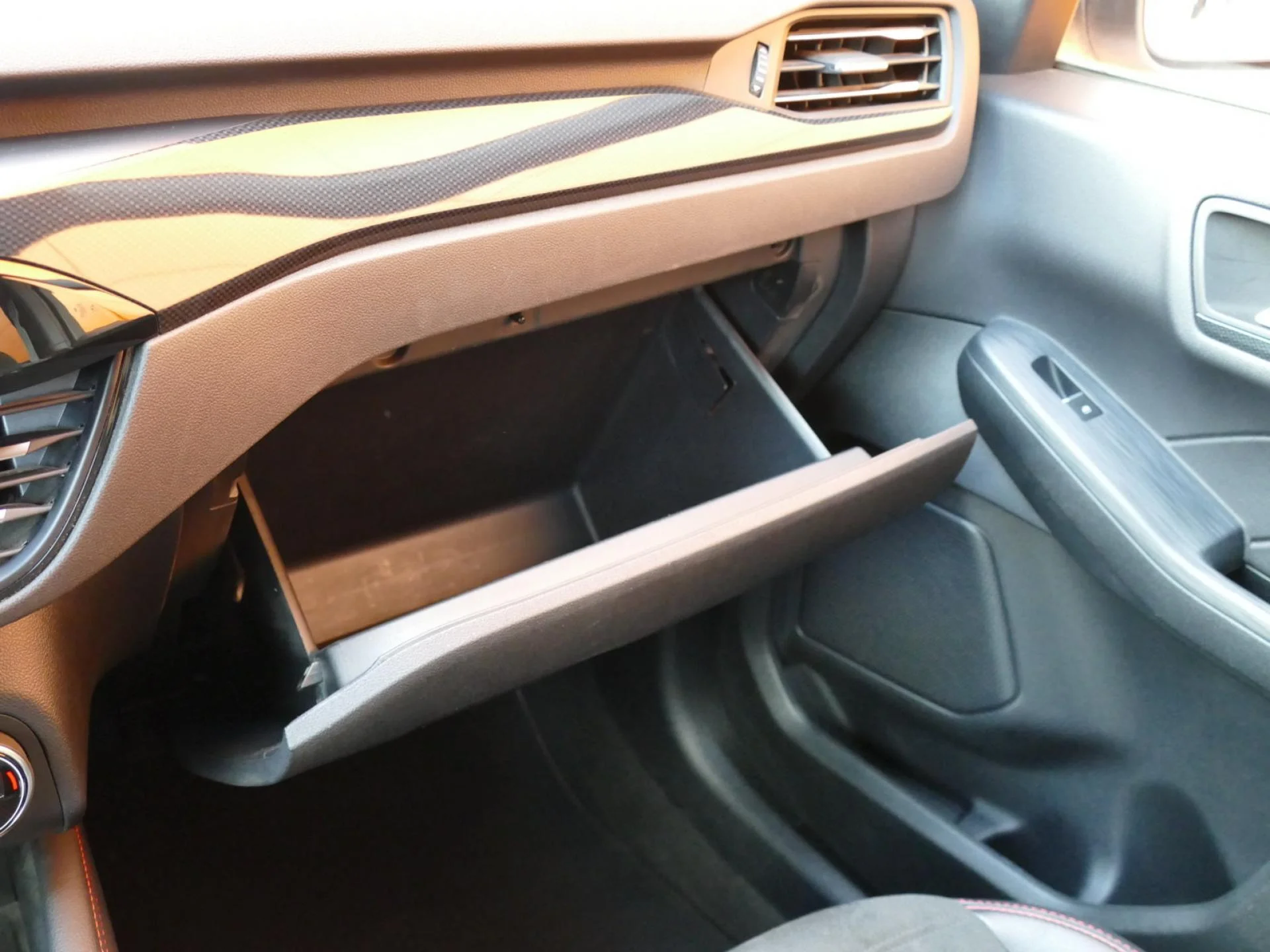 FORD KUGA - Miniature 25 sur 40 - Cliquer pour voir cette photo