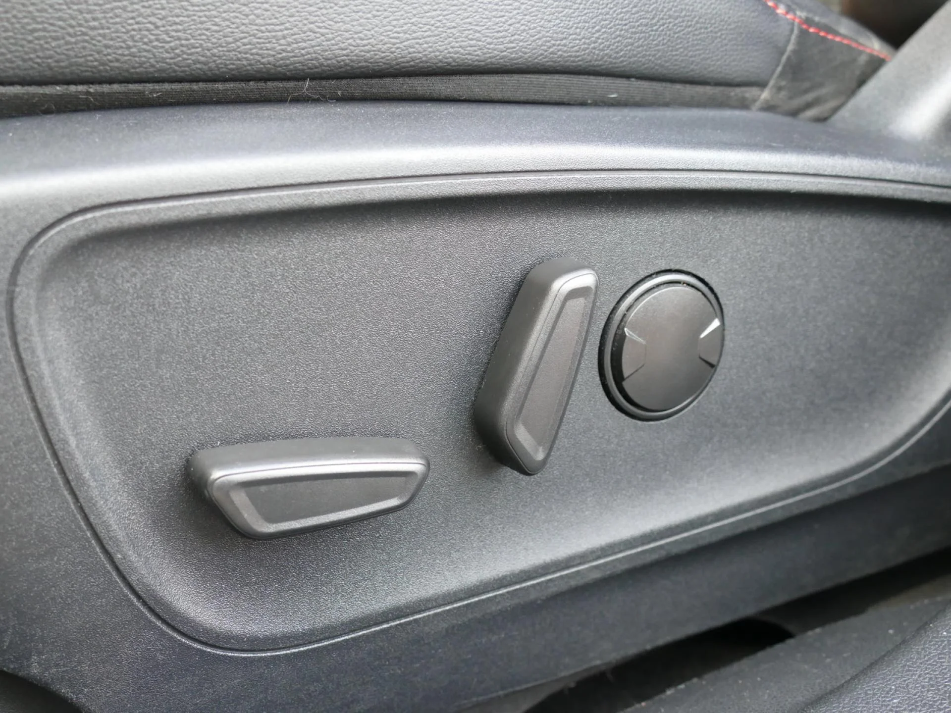 FORD KUGA - Miniature 21 sur 40 - Cliquer pour voir cette photo