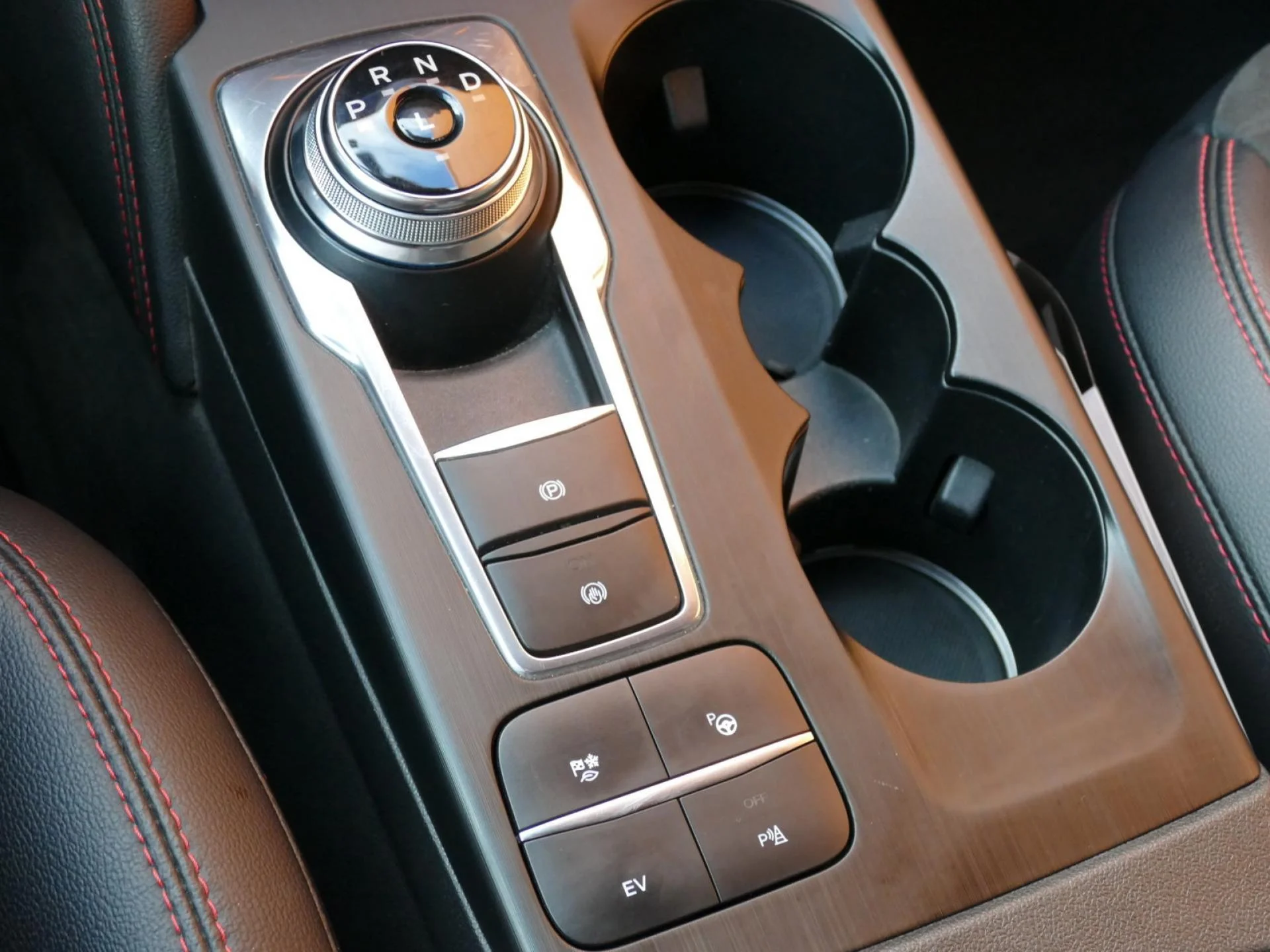 FORD KUGA - Miniature 19 sur 40 - Cliquer pour voir cette photo