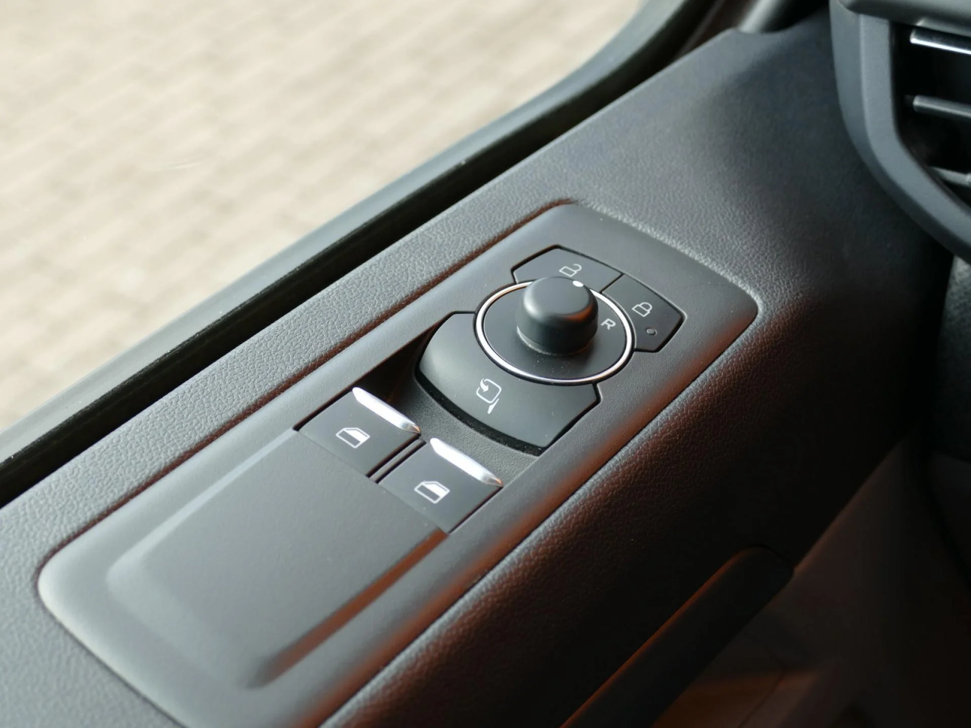 FORD TOURNEO - Miniature 30 sur 38 - Cliquer pour voir cette photo
