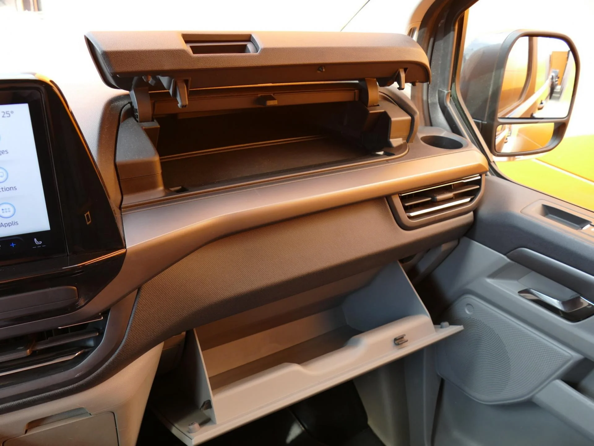 FORD TOURNEO - Miniature 25 sur 38 - Cliquer pour voir cette photo