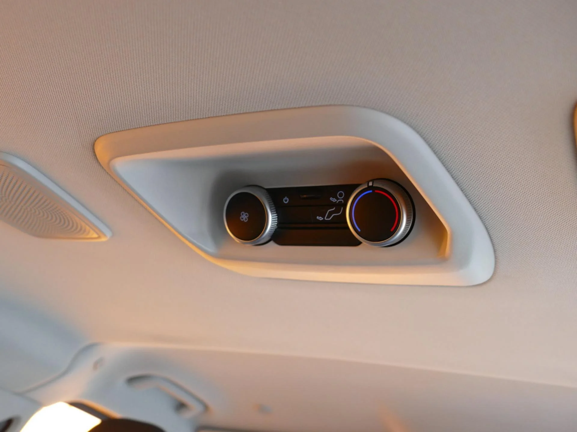 FORD TOURNEO - Miniature 23 sur 38 - Cliquer pour voir cette photo