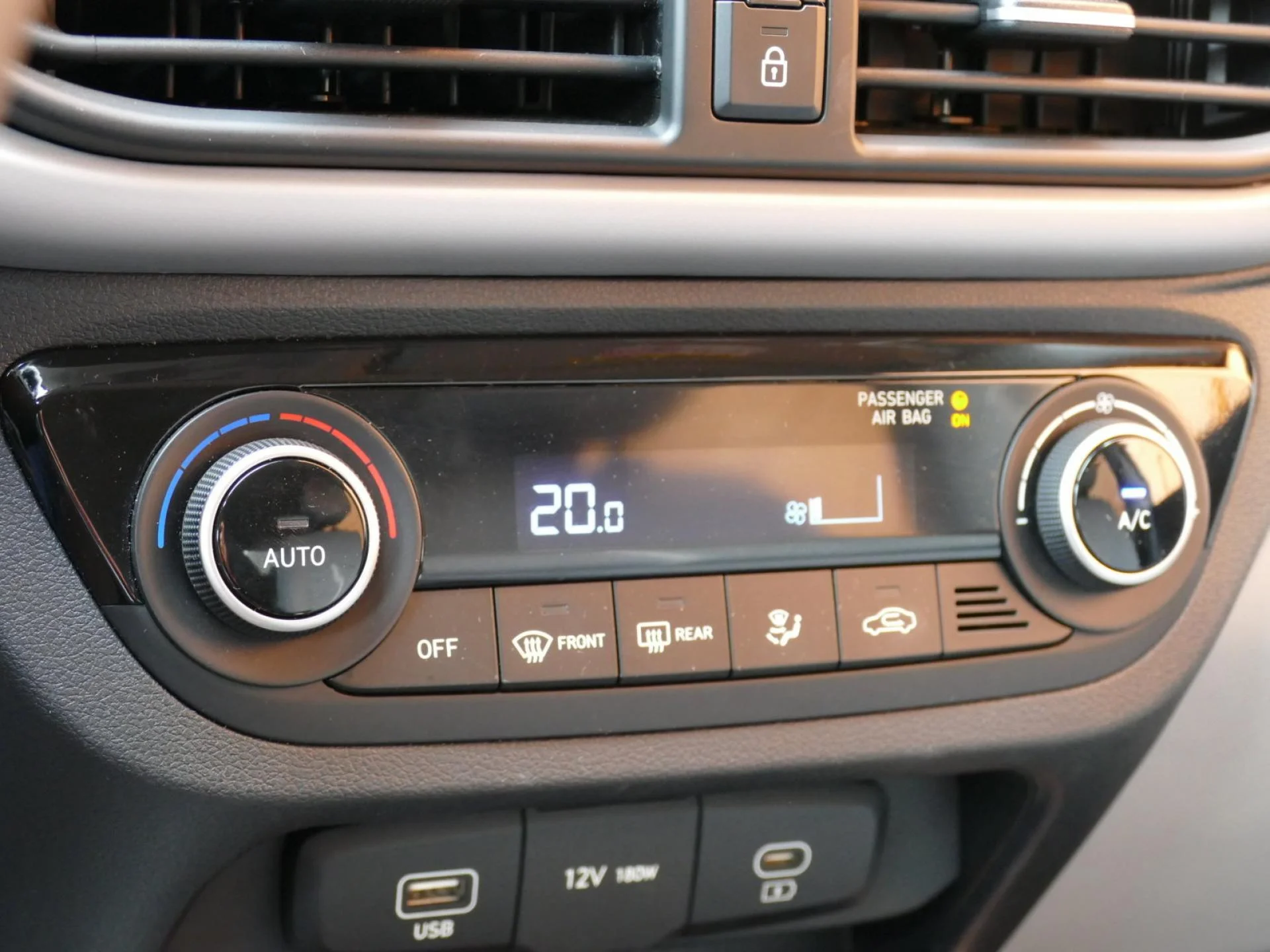HYUNDAI i10 - Miniature 12 sur 32 - Cliquer pour voir cette photo