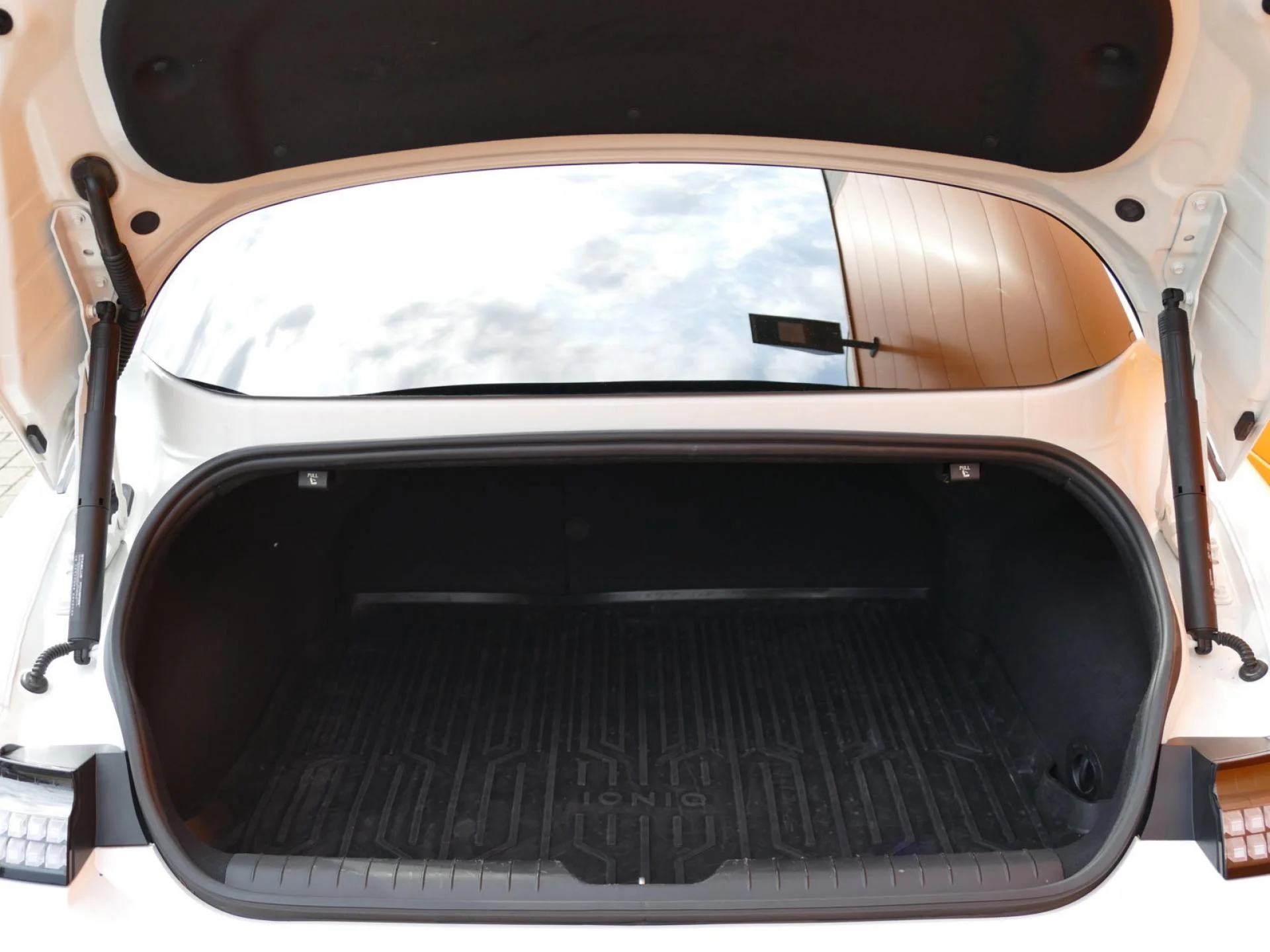 HYUNDAI IONIQ 6 - Miniature 8 sur 36 - Cliquer pour voir cette photo