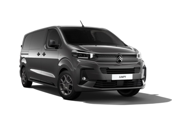 Comparaison côte à côte d'un Renault Trafic et d'un Citroën Jumpy fourgon