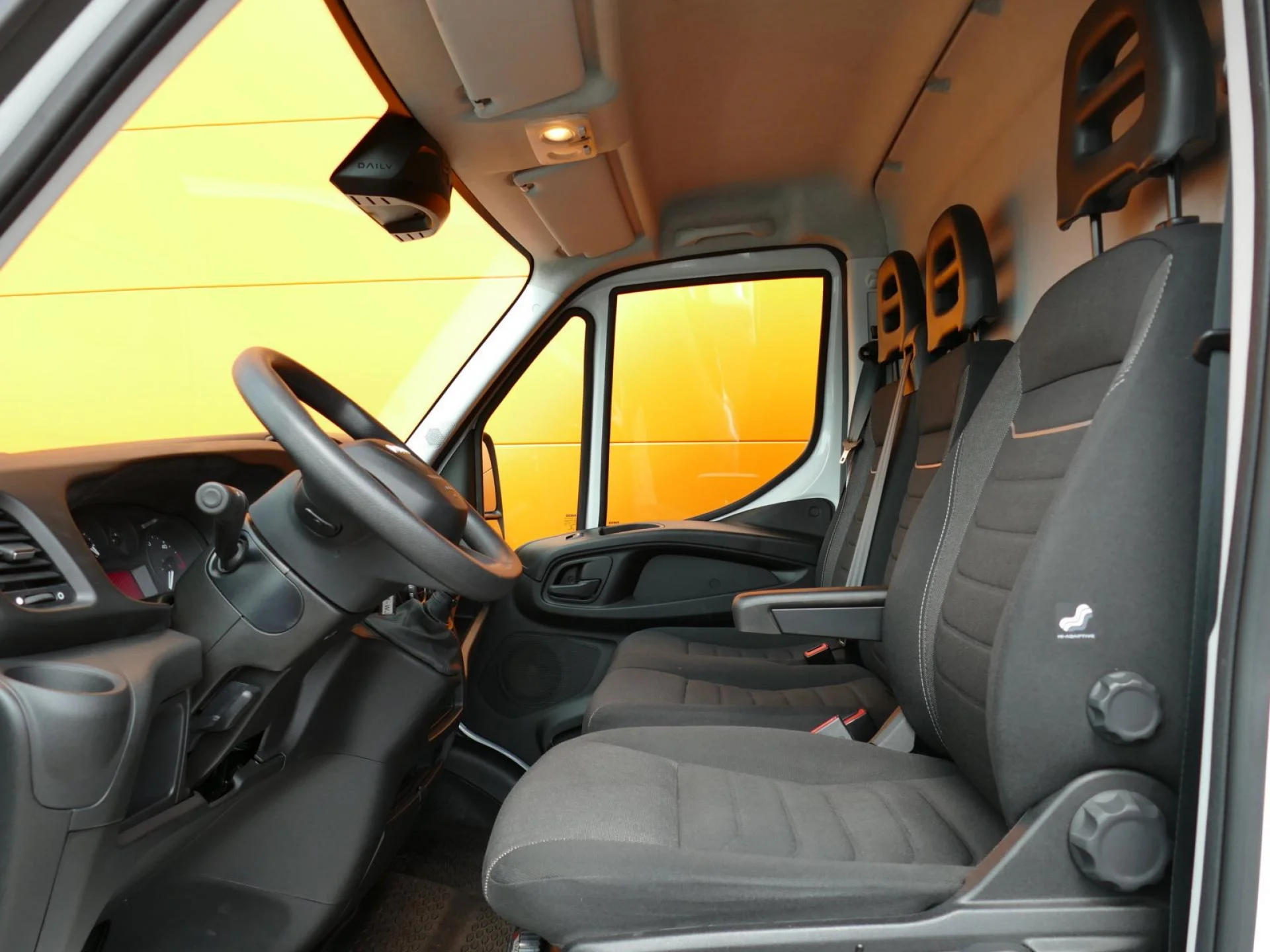 IVECO DAILY - Miniature 6 sur 31 - Cliquer pour voir cette photo