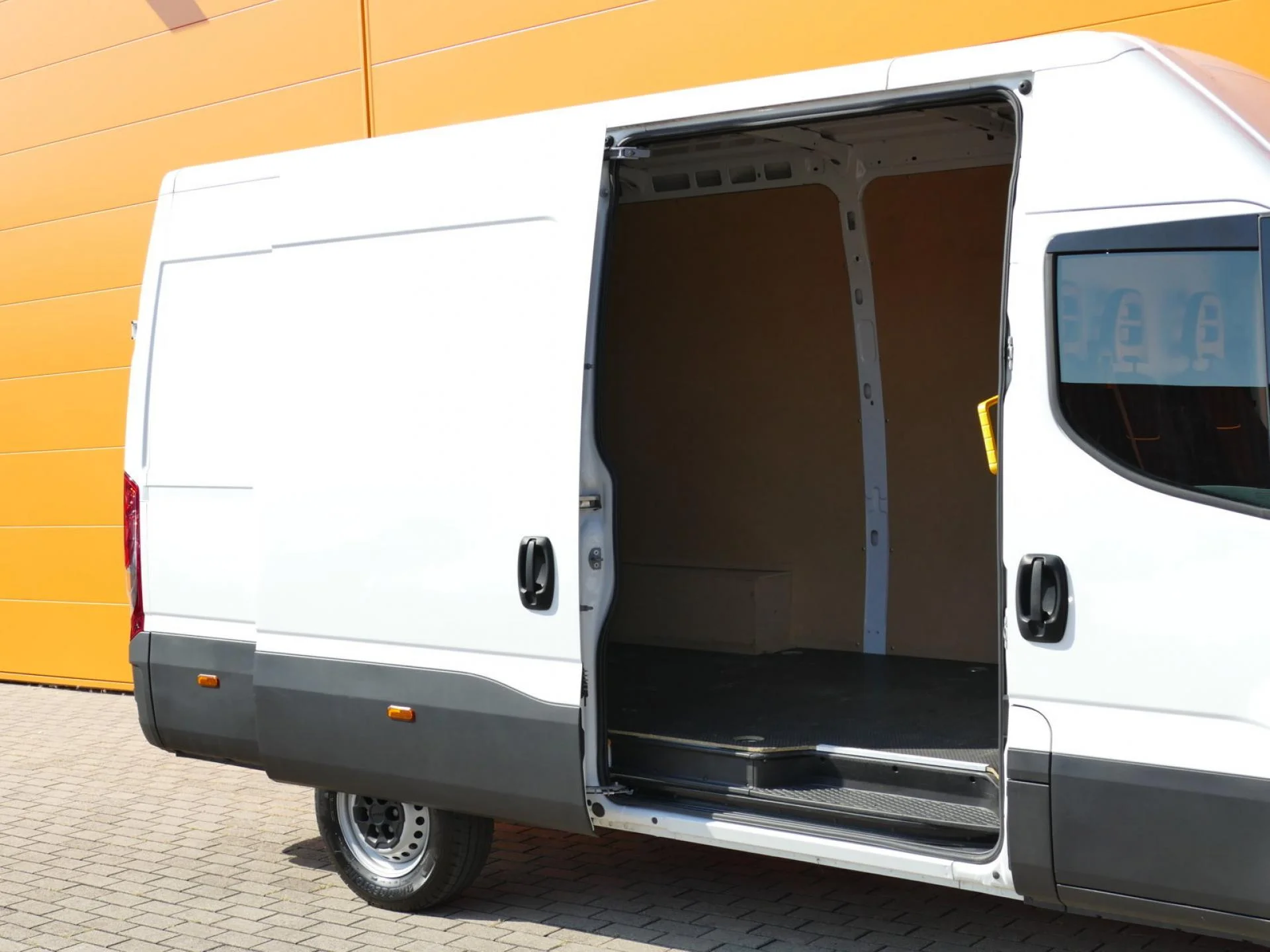 IVECO DAILY - Miniature 4 sur 25 - Cliquer pour voir cette photo