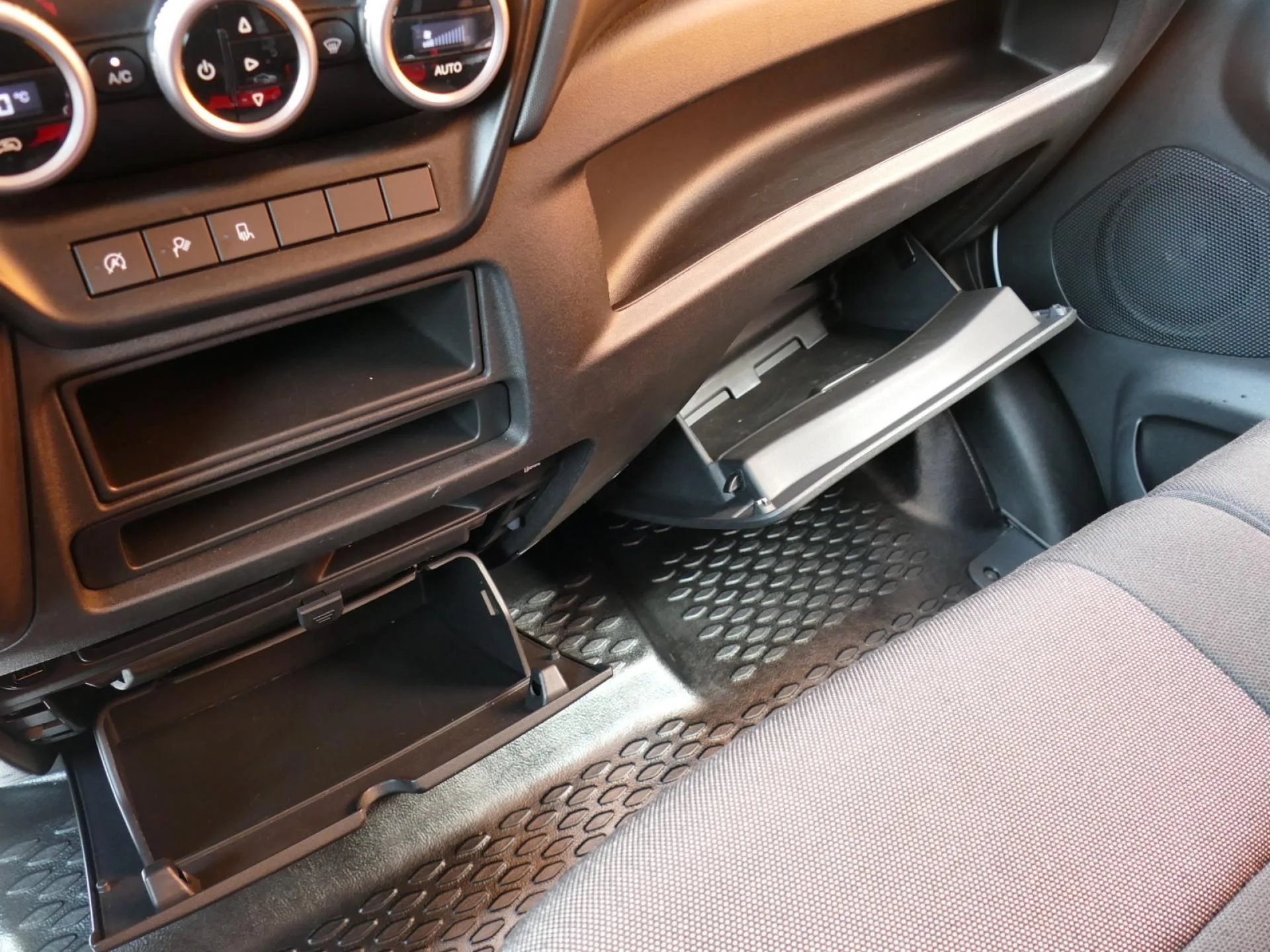 IVECO DAILY - Miniature 14 sur 25 - Cliquer pour voir cette photo
