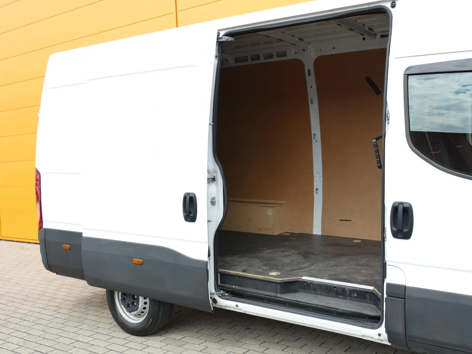 IVECO DAILY - Miniature 7 sur 31 - Cliquer pour voir cette photo