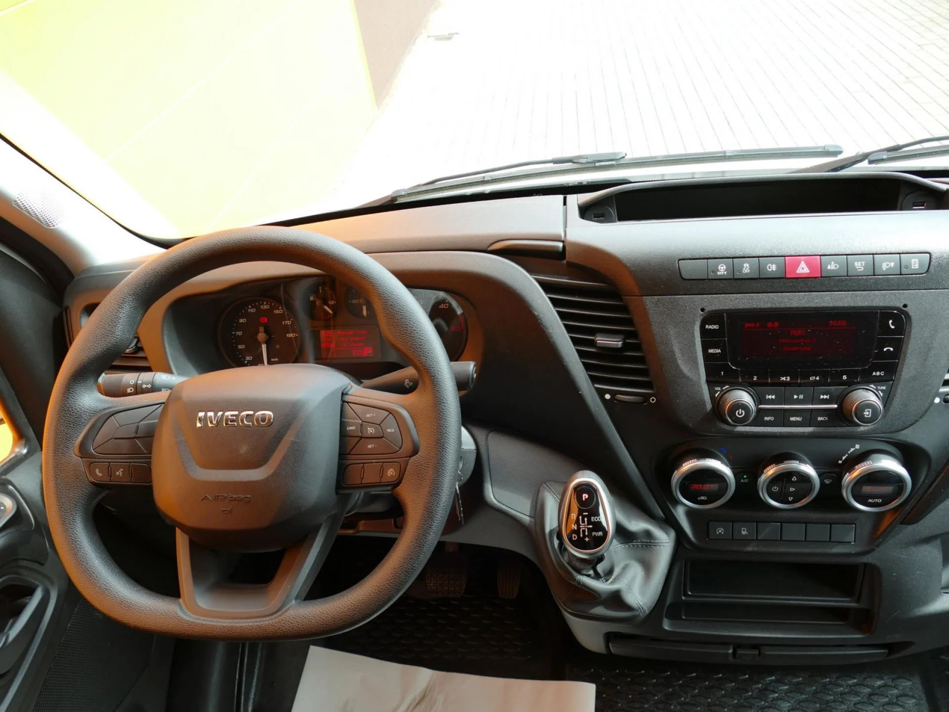 IVECO DAILY - Miniature 5 sur 31 - Cliquer pour voir cette photo