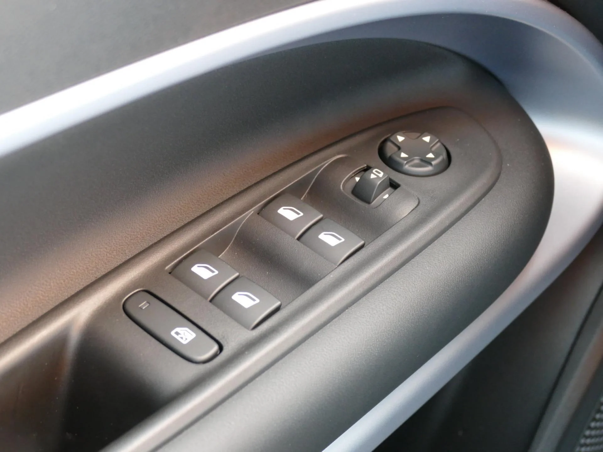 JEEP AVENGER - Miniature 25 sur 35 - Cliquer pour voir cette photo