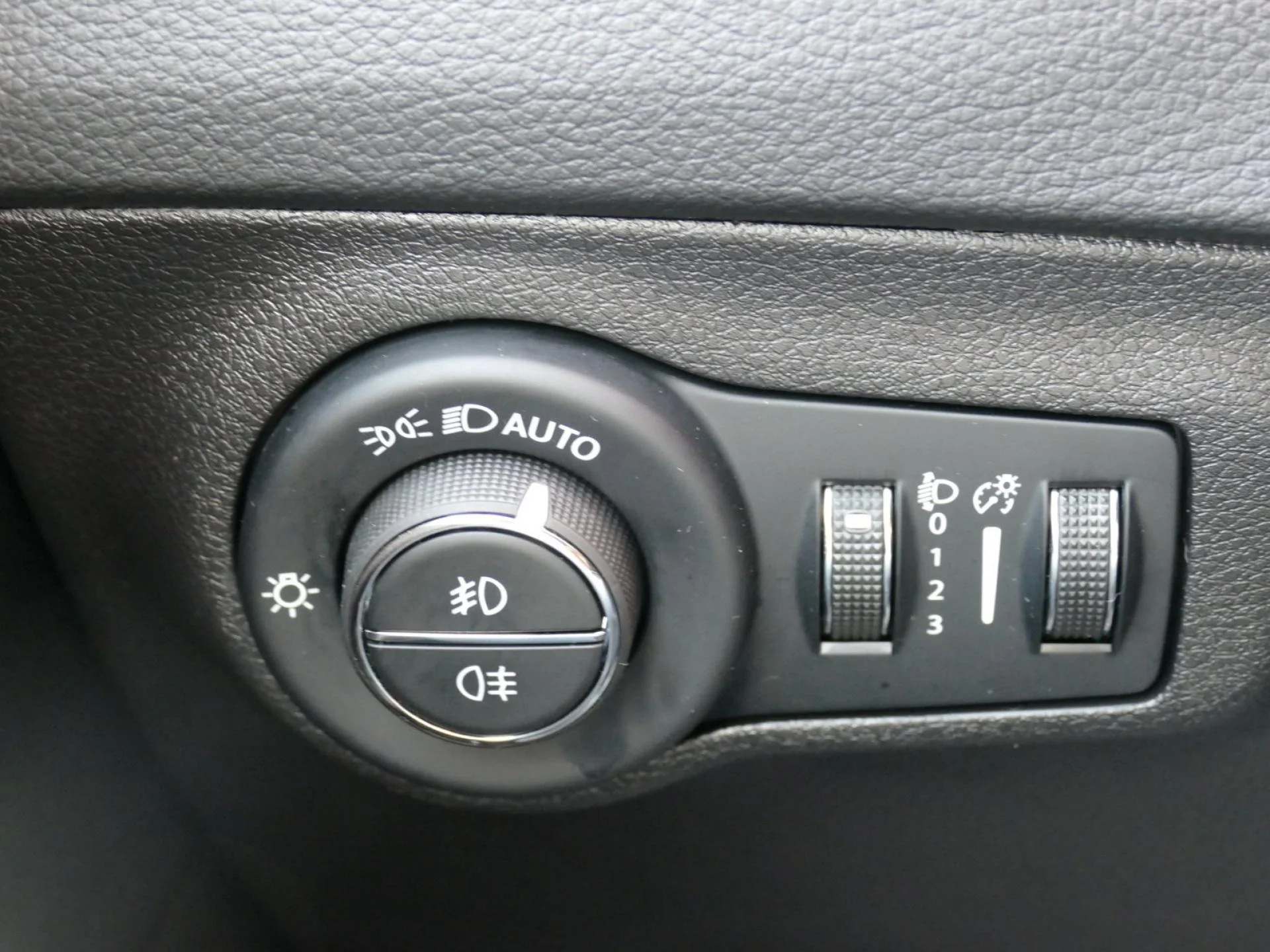 JEEP COMPASS - Miniature 19 sur 35 - Cliquer pour voir cette photo