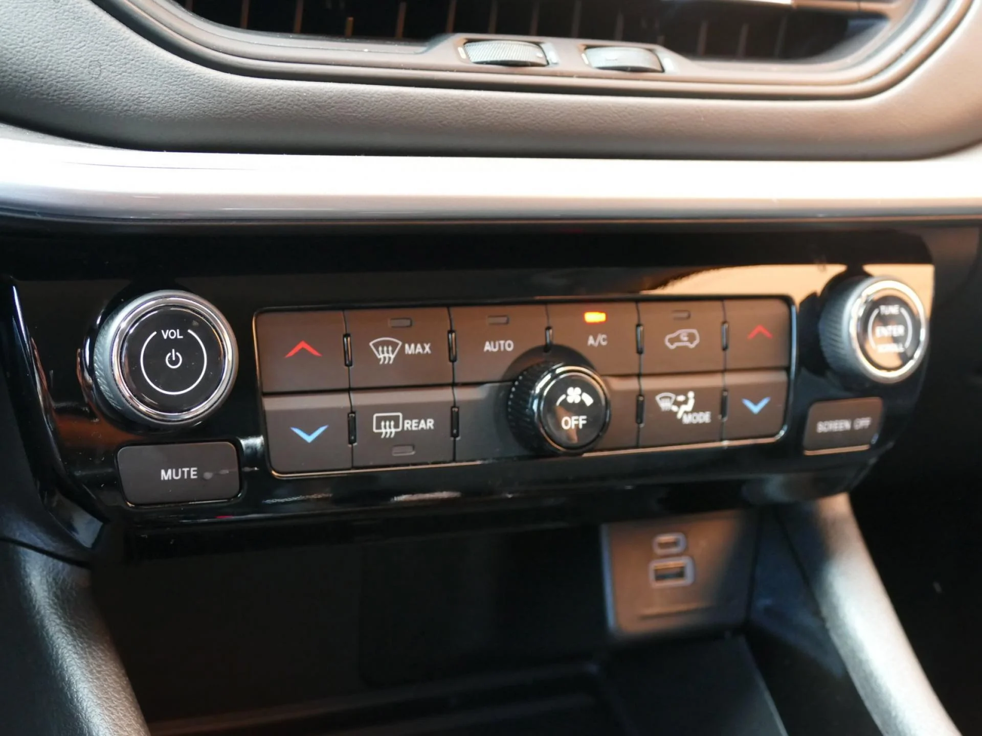 JEEP COMPASS - Miniature 16 sur 33 - Cliquer pour voir cette photo