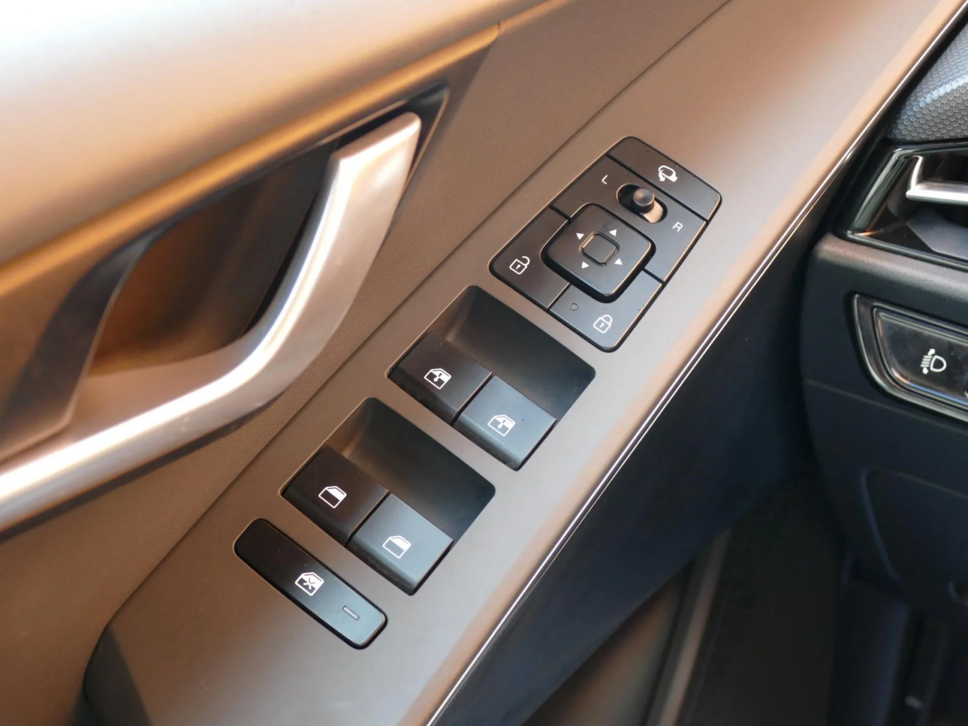 KIA NIRO - Miniature 22 sur 32 - Cliquer pour voir cette photo