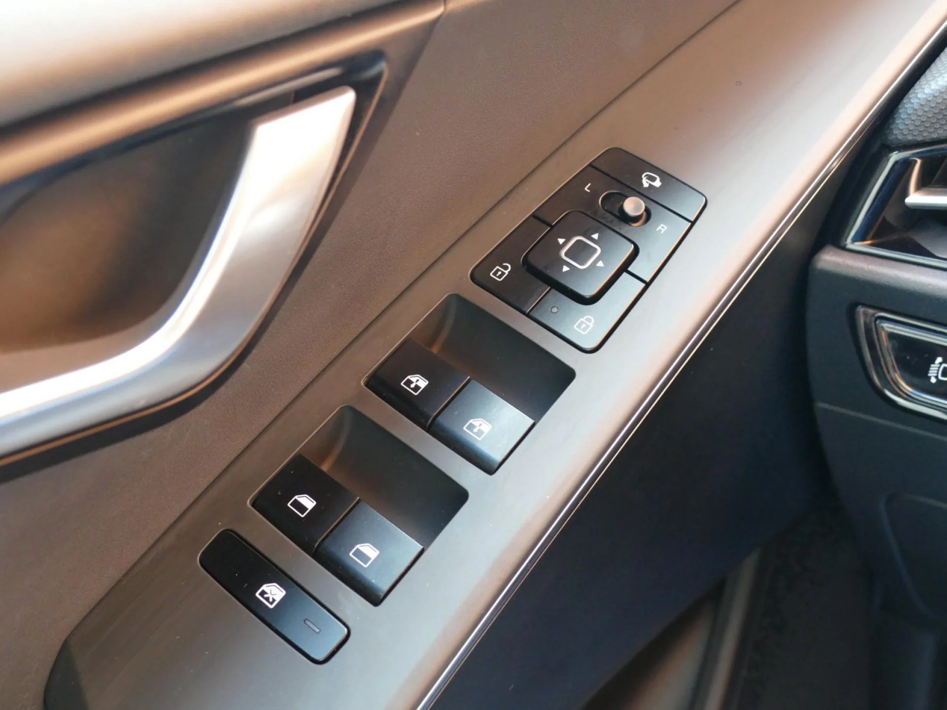 KIA NIRO - Miniature 22 sur 32 - Cliquer pour voir cette photo