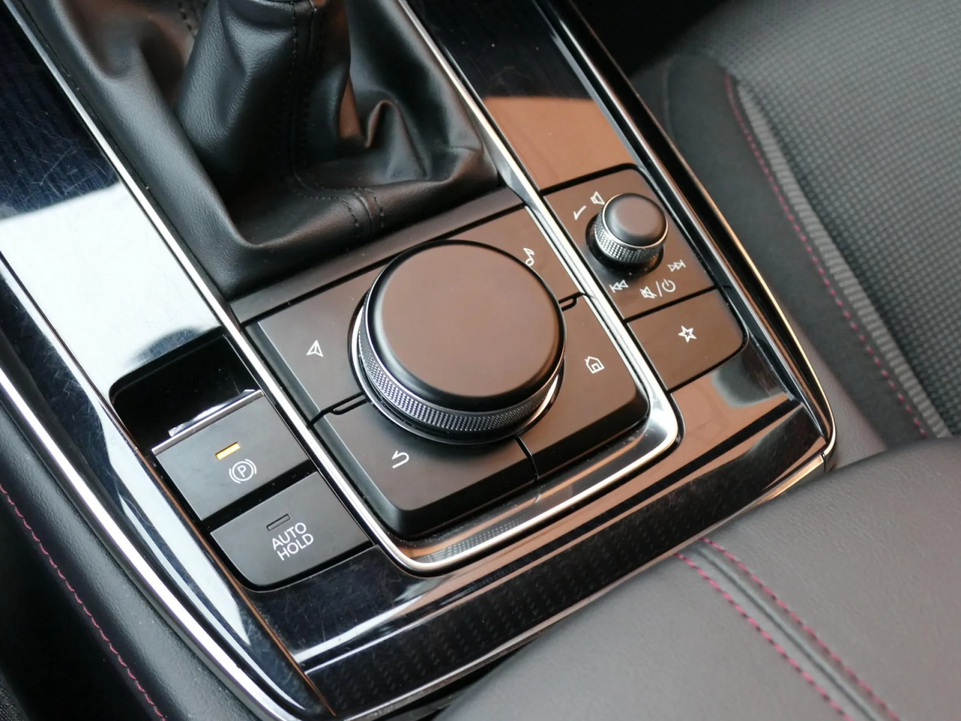 MAZDA CX-30 - Miniature 21 sur 34 - Cliquer pour voir cette photo