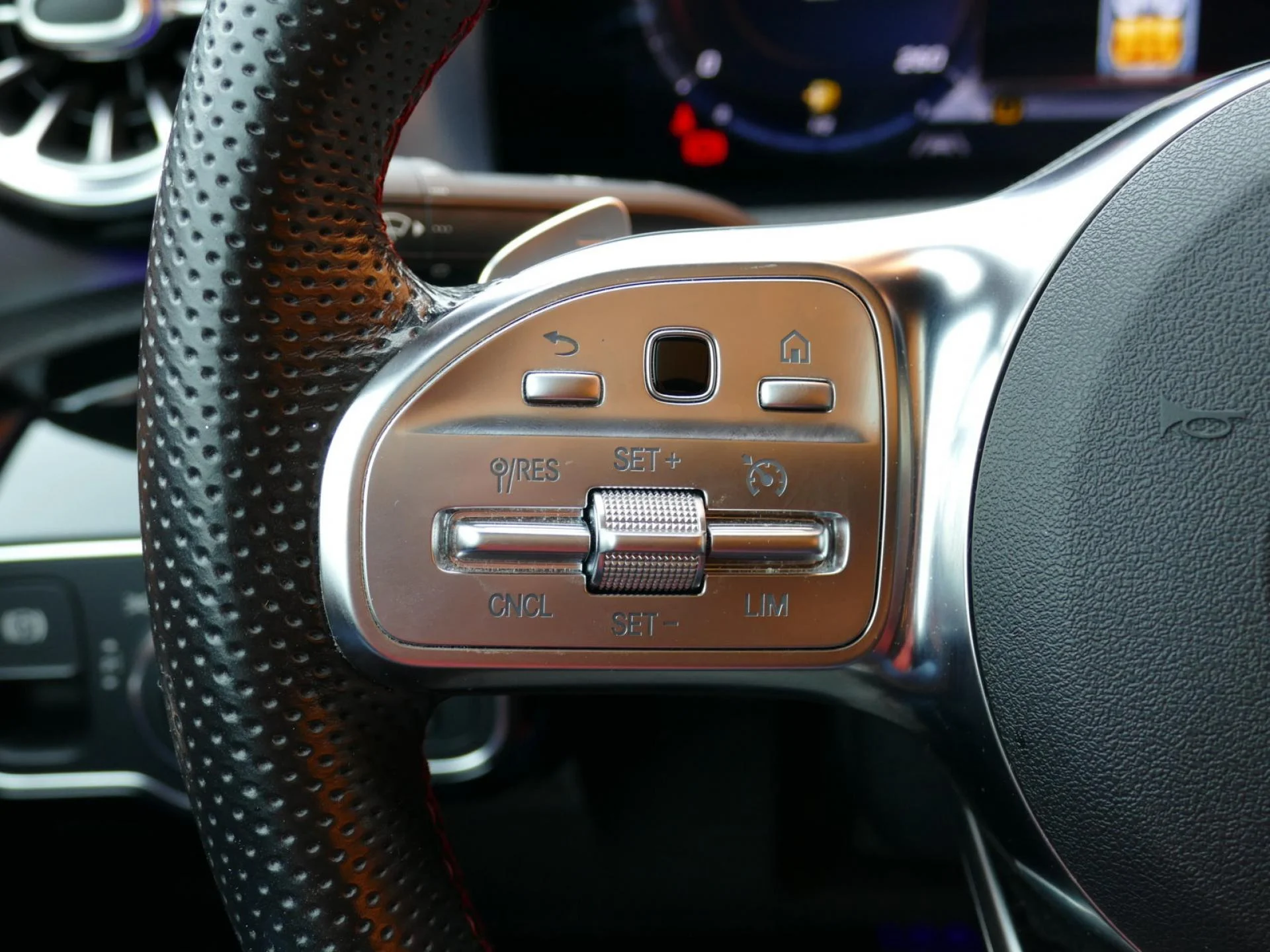 MERCEDES CLA - Miniature 17 sur 32 - Cliquer pour voir cette photo