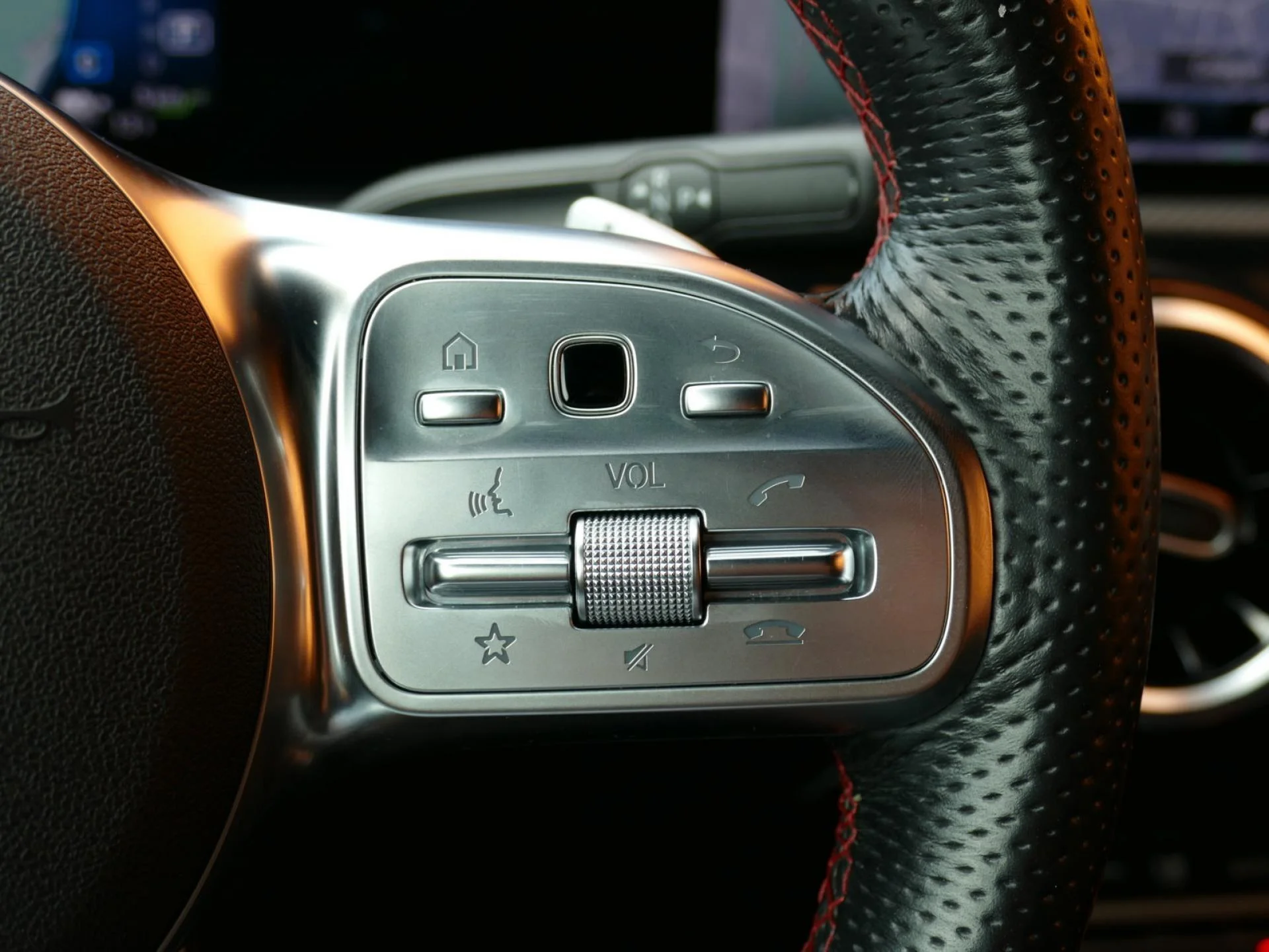 MERCEDES CLA - Miniature 16 sur 32 - Cliquer pour voir cette photo