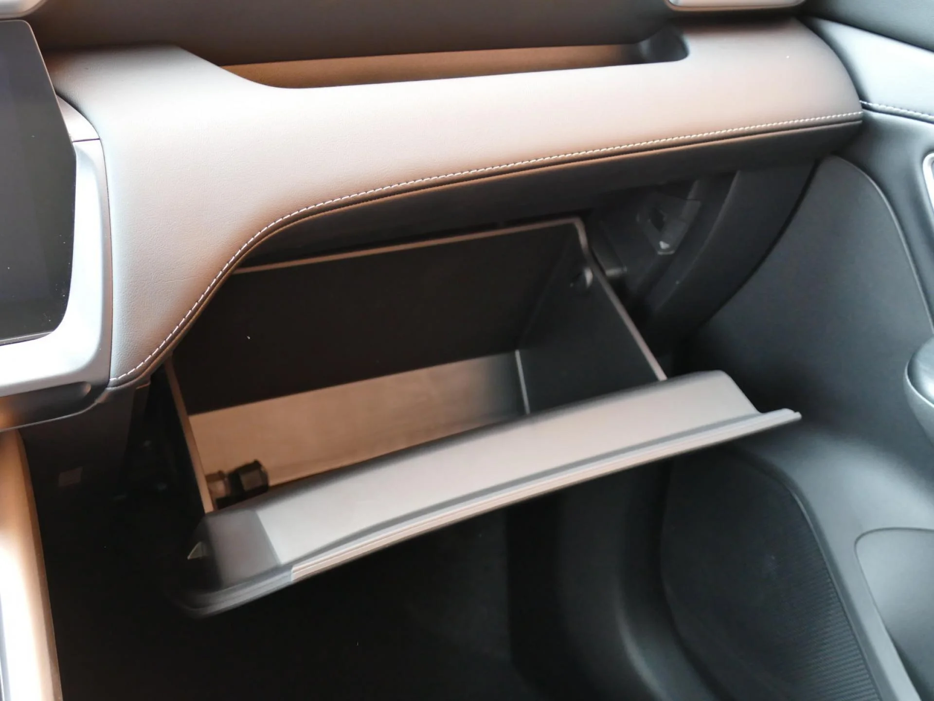 MG MOTOR ZS - Miniature 25 sur 35 - Cliquer pour voir cette photo